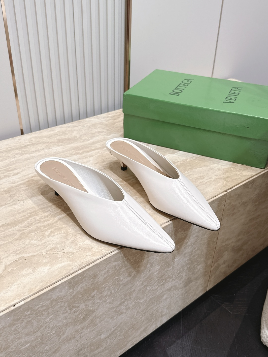 BOTTEGA VENETA26vs早秋最新爆款单鞋系列…… BV尖头猫跟半拖单鞋   尖头上脚超性感！真太的了美！这款