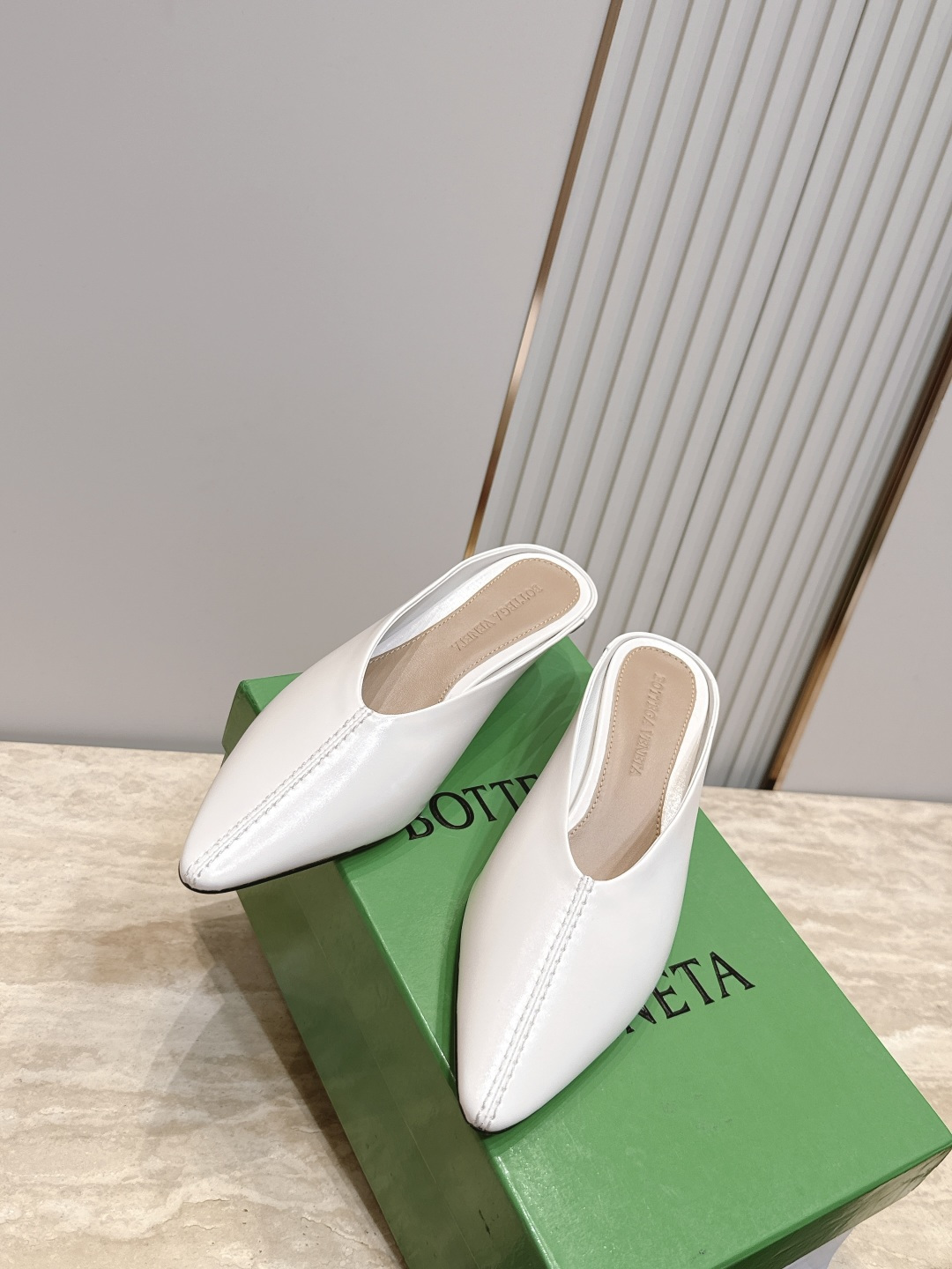 BOTTEGA VENETA26vs早秋最新爆款单鞋系列…… BV尖头猫跟半拖单鞋   尖头上脚超性感！真太的了美！这款