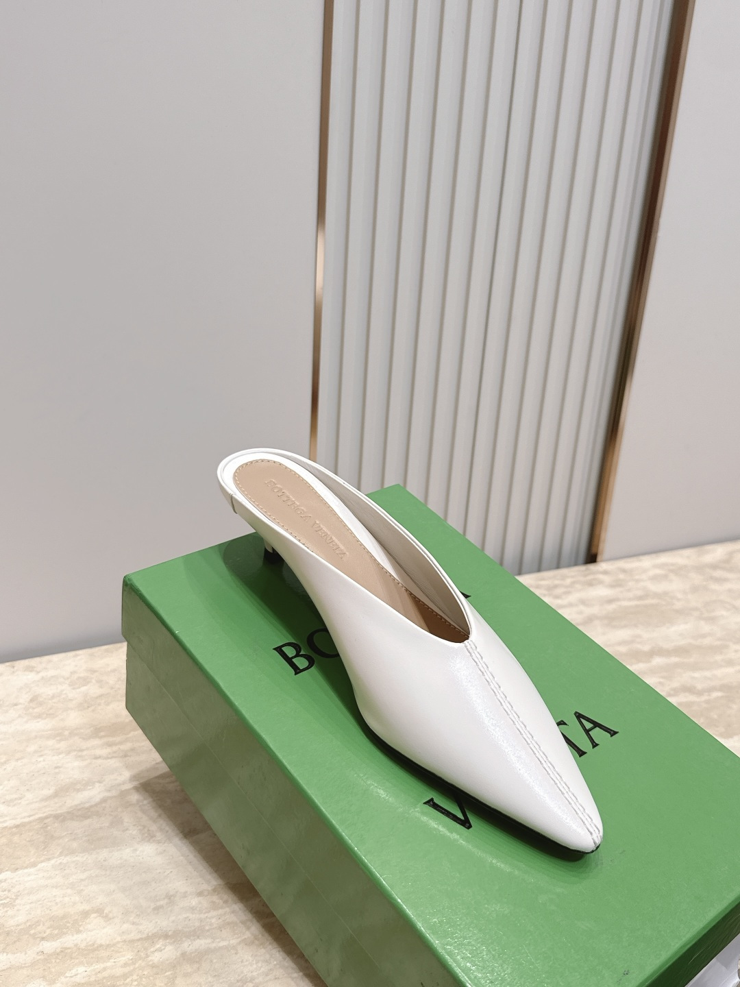 BOTTEGA VENETA26vs早秋最新爆款单鞋系列…… BV尖头猫跟半拖单鞋   尖头上脚超性感！真太的了美！这款
