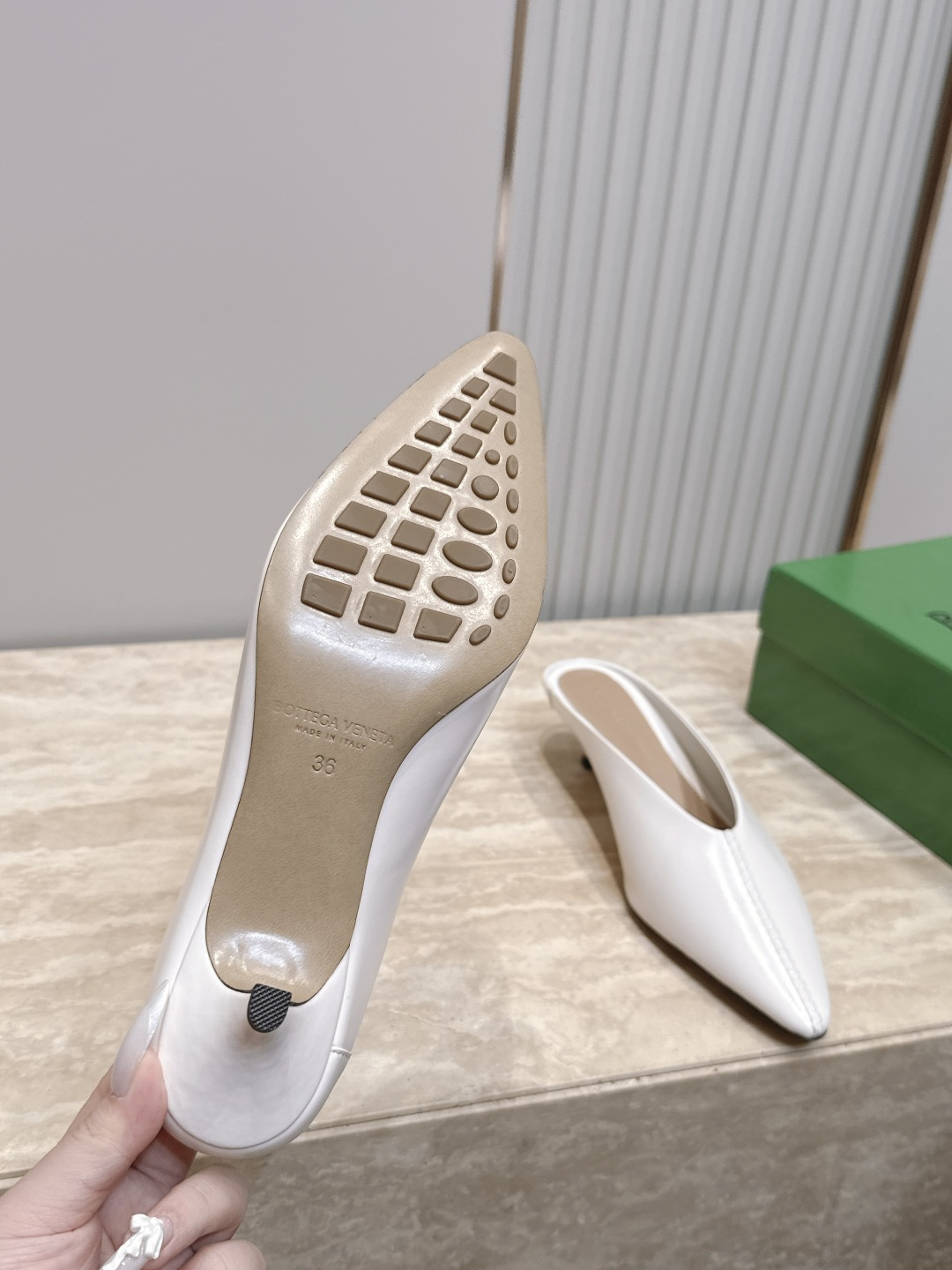BOTTEGA VENETA26vs早秋最新爆款单鞋系列…… BV尖头猫跟半拖单鞋   尖头上脚超性感！真太的了美！这款