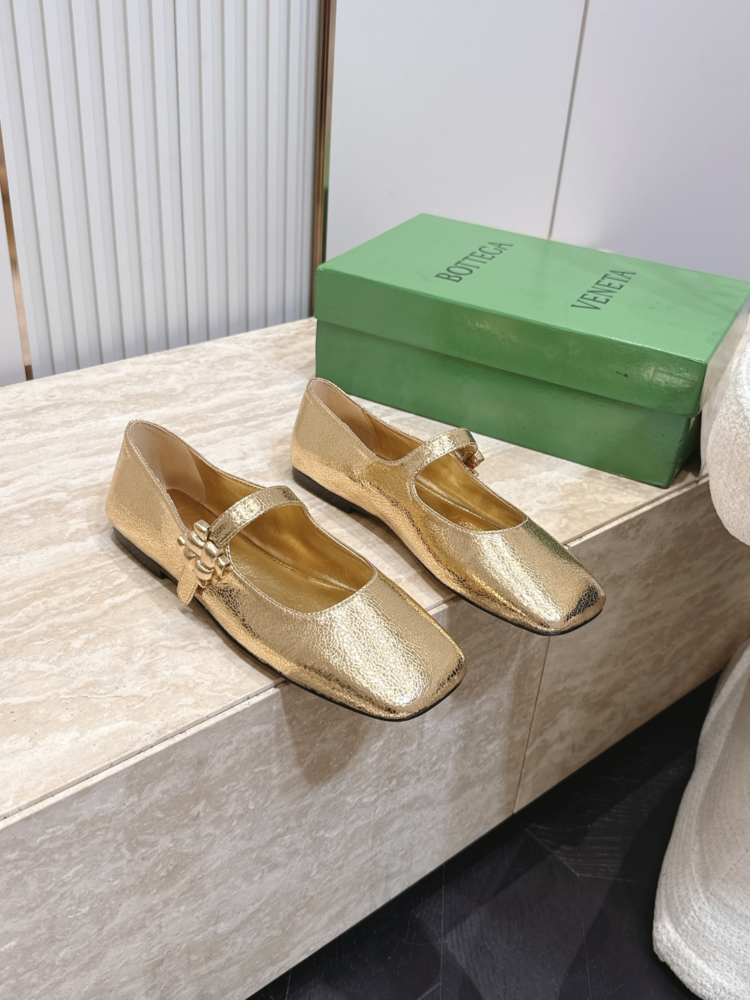 BOTTEGA VENETA  26vs早秋最新爆款单鞋系列……BV方头横带平底单鞋   小红巨书网多红星明上身！上脚真
