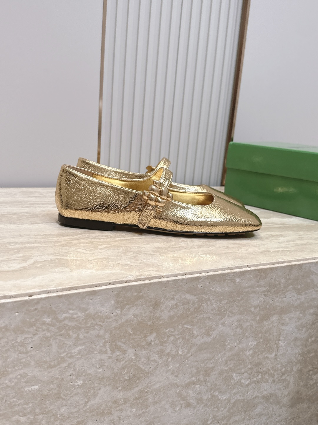BOTTEGA VENETA 26vs早秋最新爆款单鞋系列……BV方头横带平底单鞋 小红巨书网多红星明上身!上脚真 BOTTEGA VENETA 26vs早秋最新爆款单鞋系列……BV方头横带平底单鞋 小红巨书网多红星明上身!上脚真