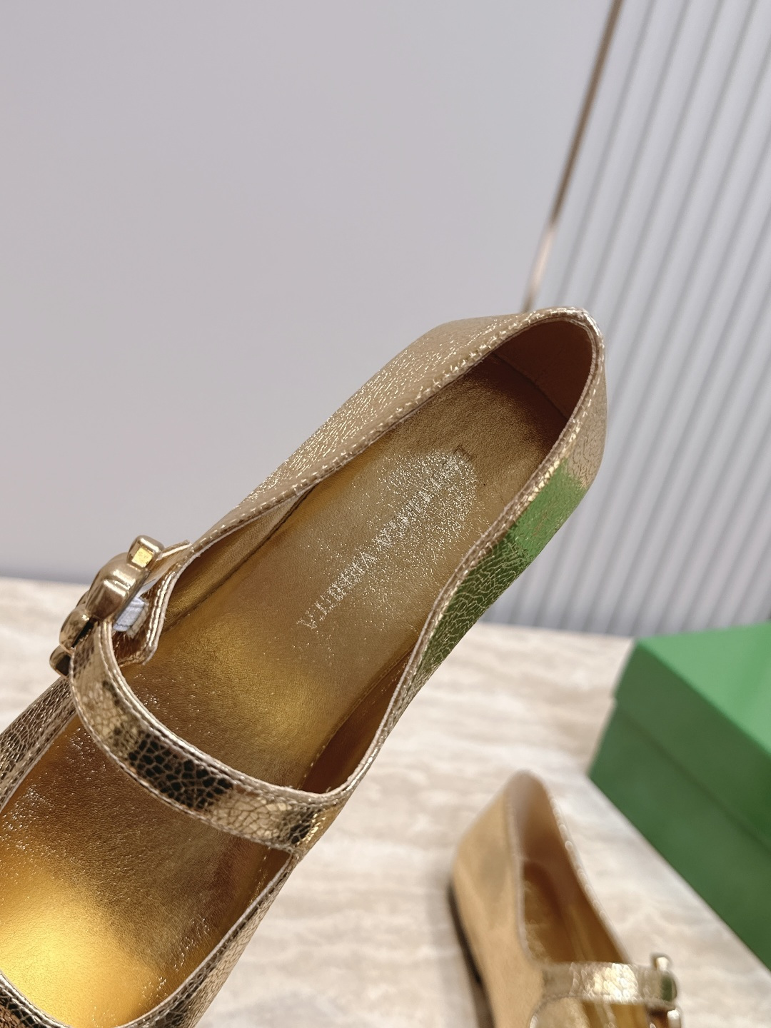 BOTTEGA VENETA 26vs早秋最新爆款单鞋系列……BV方头横带平底单鞋 小红巨书网多红星明上身!上脚真 BOTTEGA VENETA 26vs早秋最新爆款单鞋系列……BV方头横带平底单鞋 小红巨书网多红星明上身!上脚真