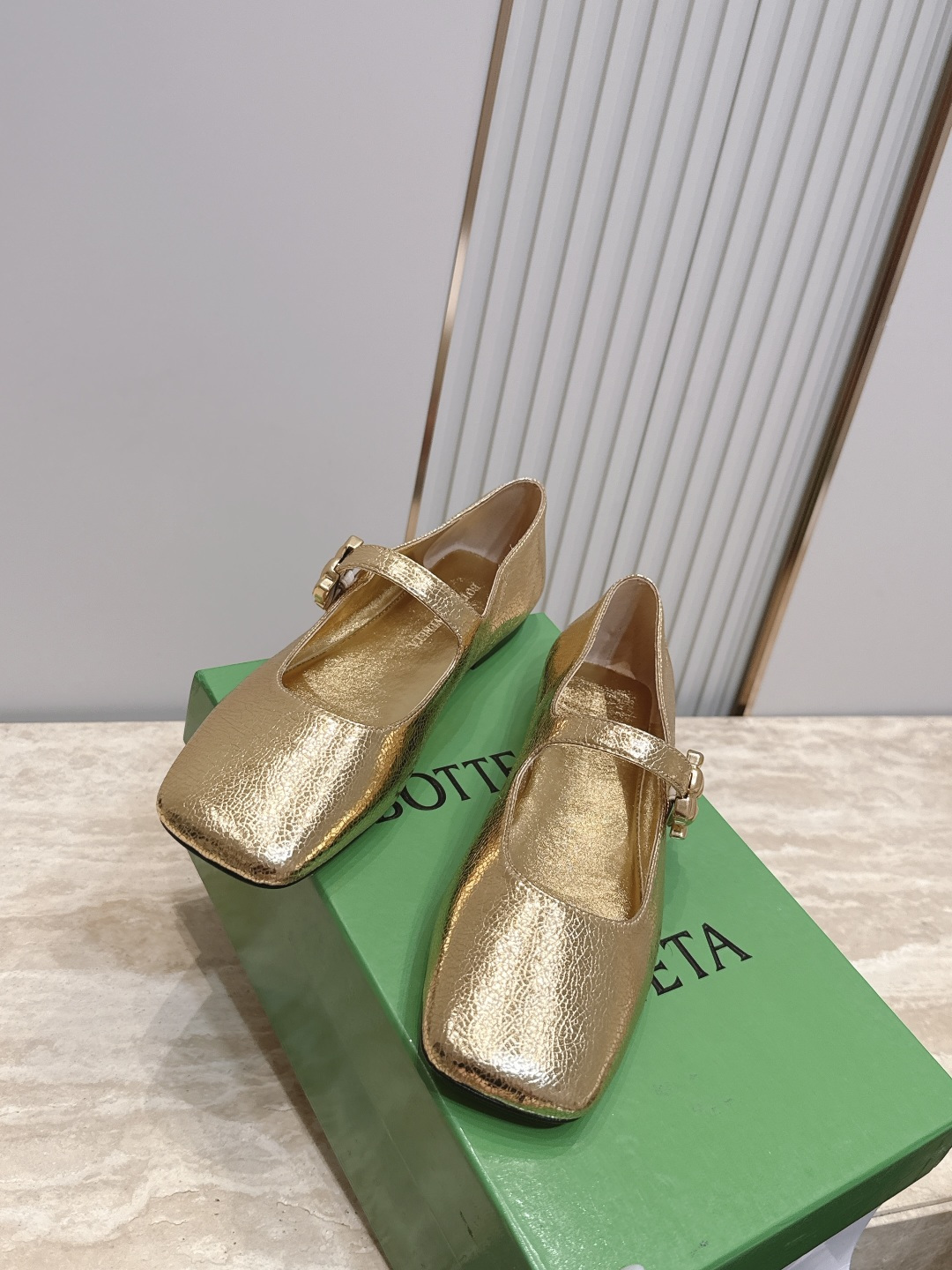 BOTTEGA VENETA 26vs早秋最新爆款单鞋系列……BV方头横带平底单鞋 小红巨书网多红星明上身!上脚真 BOTTEGA VENETA 26vs早秋最新爆款单鞋系列……BV方头横带平底单鞋 小红巨书网多红星明上身!上脚真
