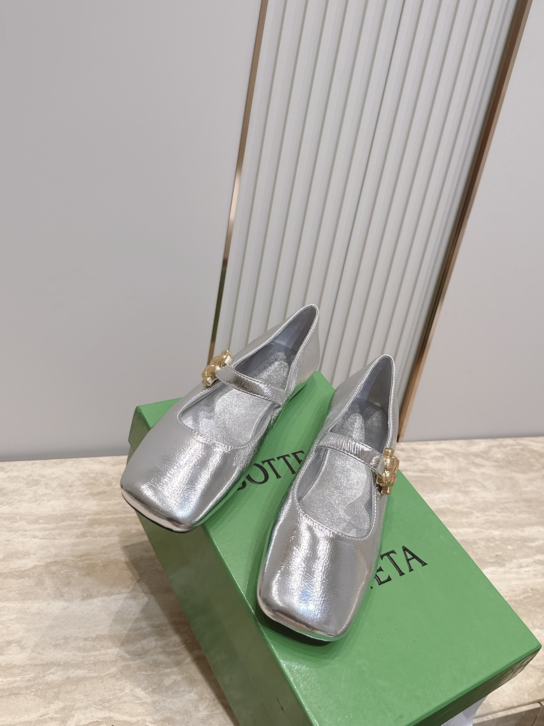 BOTTEGA VENETA 26vs早秋最新爆款单鞋系列……BV方头横带平底单鞋 小红巨书网多红星明上身!上脚真 BOTTEGA VENETA 26vs早秋最新爆款单鞋系列……BV方头横带平底单鞋 小红巨书网多红星明上身!上脚真