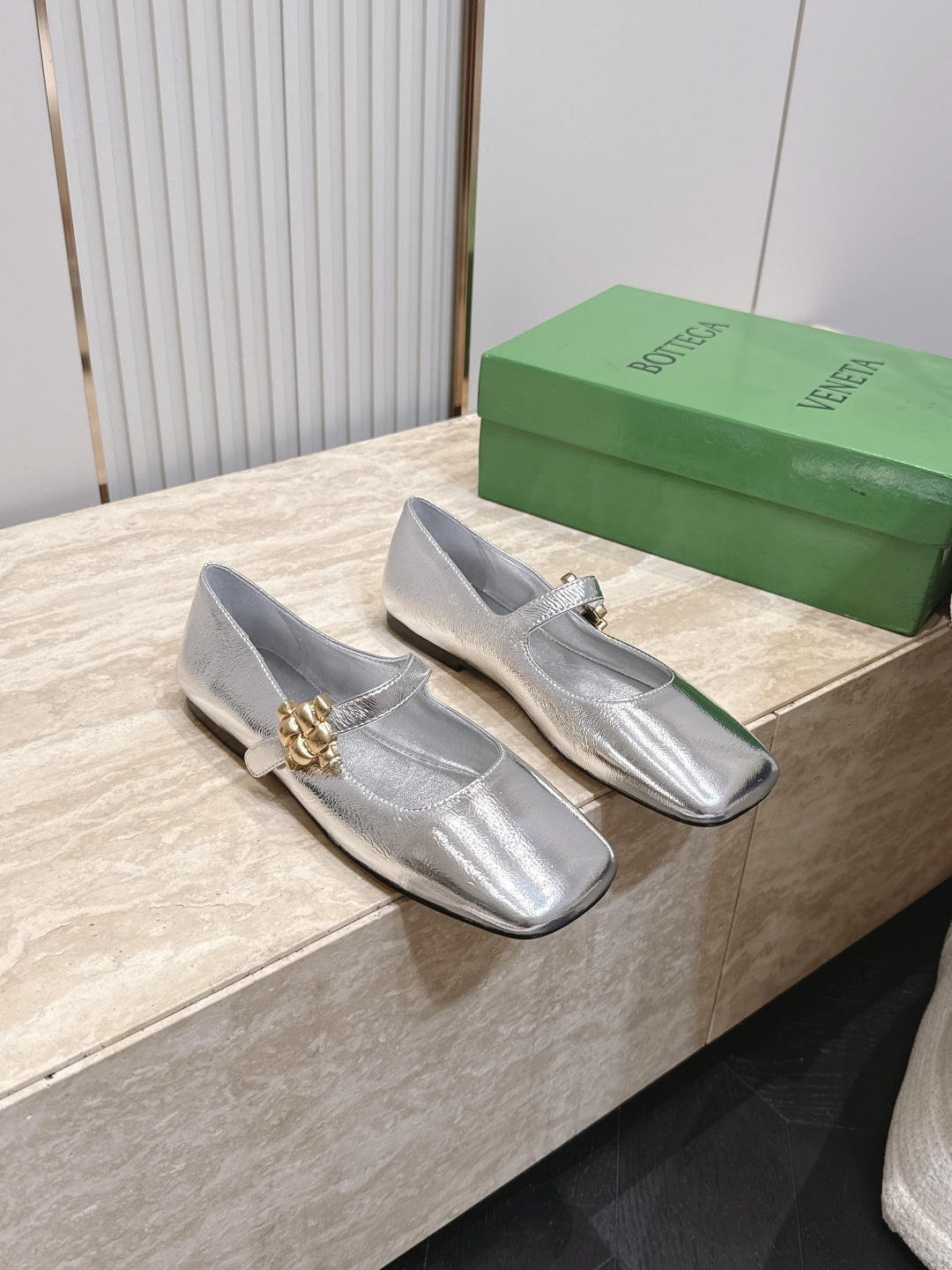BOTTEGA VENETA  26vs早秋最新爆款单鞋系列……BV方头横带平底单鞋   小红巨书网多红星明上身！上脚真