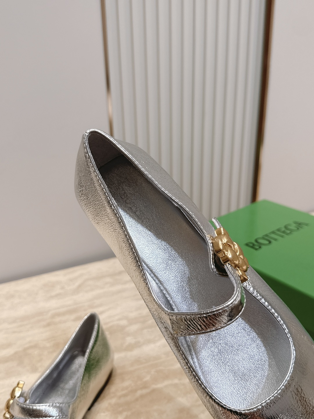 BOTTEGA VENETA 26vs早秋最新爆款单鞋系列……BV方头横带平底单鞋 小红巨书网多红星明上身!上脚真 BOTTEGA VENETA 26vs早秋最新爆款单鞋系列……BV方头横带平底单鞋 小红巨书网多红星明上身!上脚真