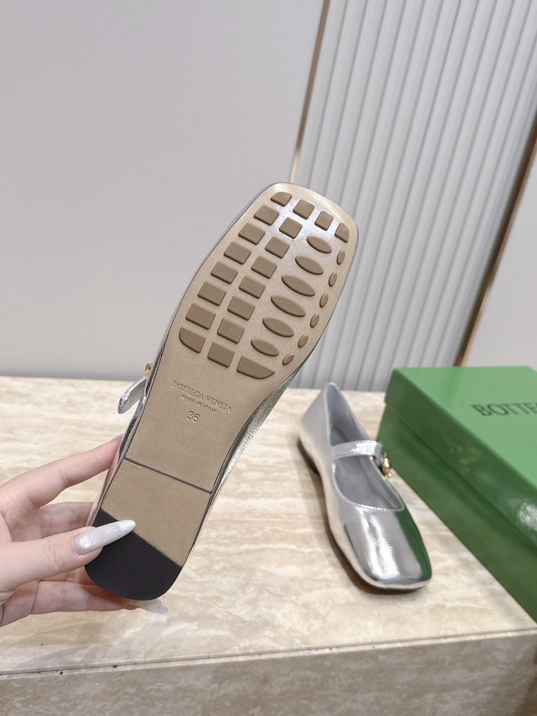 BOTTEGA VENETA 26vs早秋最新爆款单鞋系列……BV方头横带平底单鞋 小红巨书网多红星明上身!上脚真 BOTTEGA VENETA 26vs早秋最新爆款单鞋系列……BV方头横带平底单鞋 小红巨书网多红星明上身!上脚真