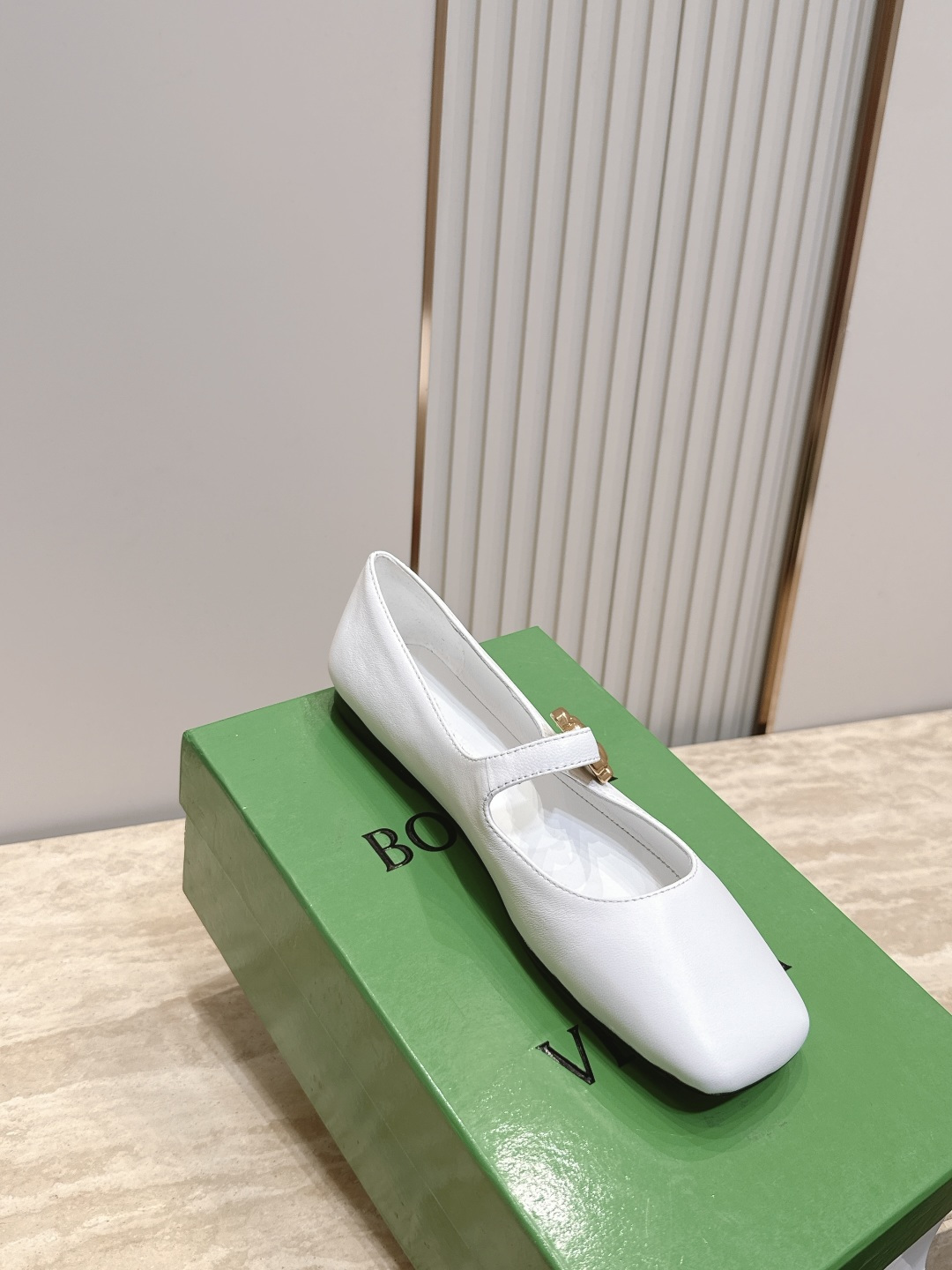 BOTTEGA VENETA  26vs早秋最新爆款单鞋系列……BV方头横带平底单鞋   小红巨书网多红星明上身！上脚真