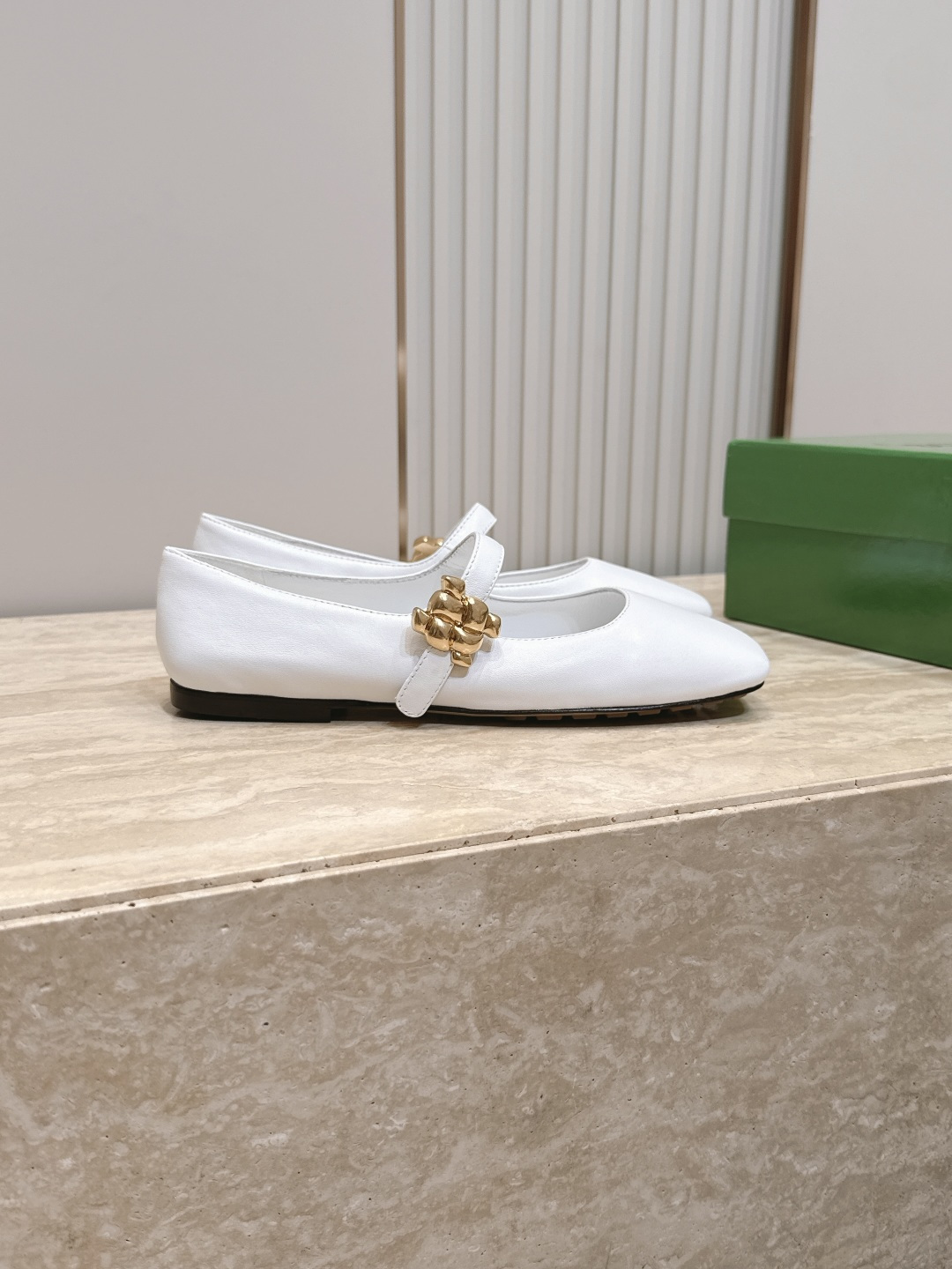 BOTTEGA VENETA  26vs早秋最新爆款单鞋系列……BV方头横带平底单鞋   小红巨书网多红星明上身！上脚真