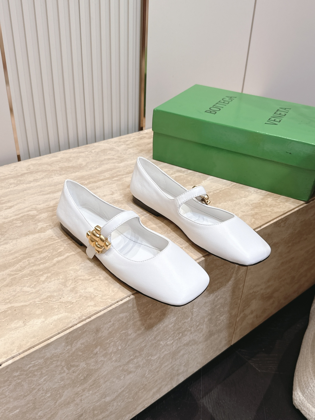 BOTTEGA VENETA  26vs早秋最新爆款单鞋系列……BV方头横带平底单鞋   小红巨书网多红星明上身！上脚真
