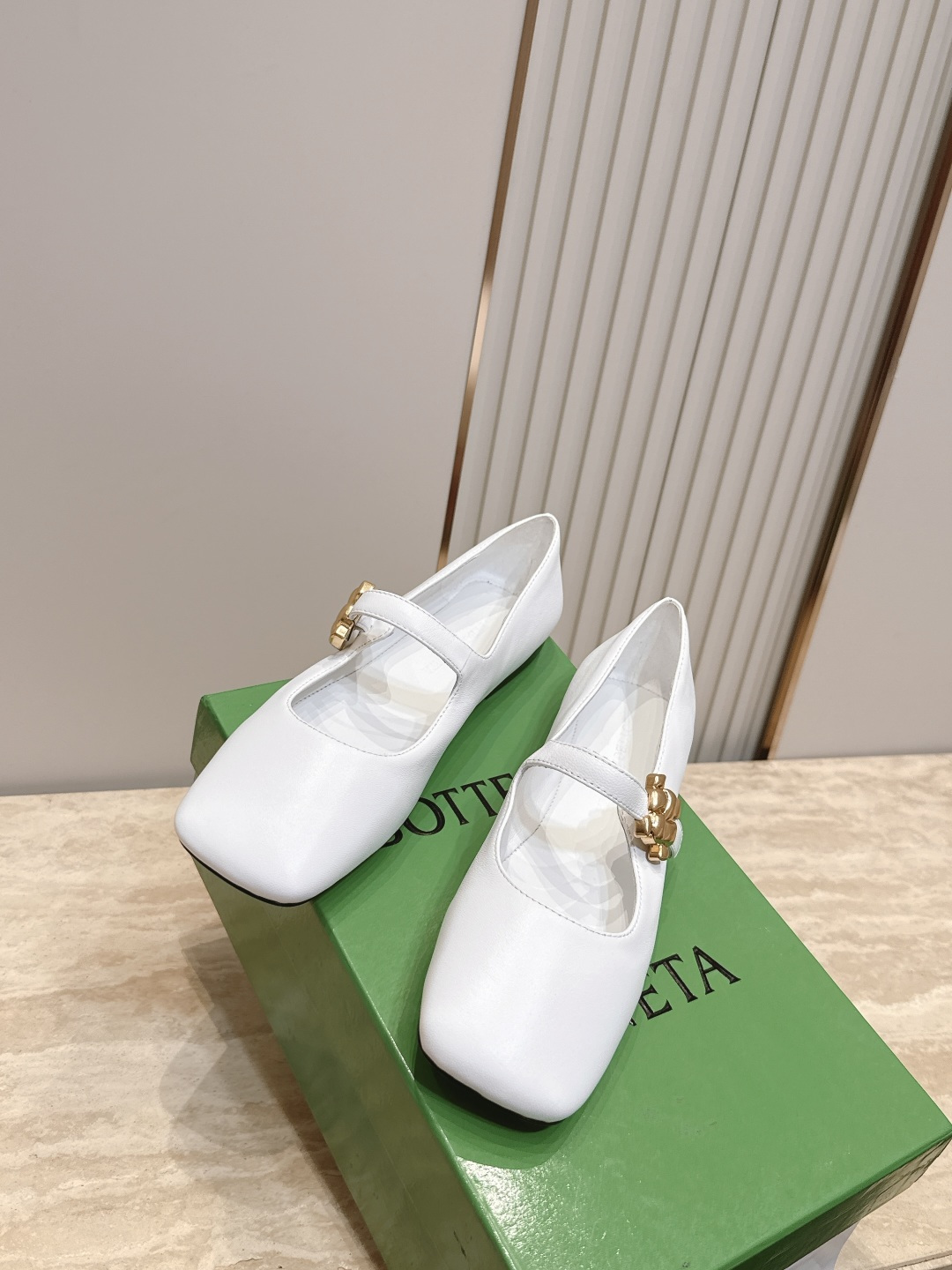 BOTTEGA VENETA  26vs早秋最新爆款单鞋系列……BV方头横带平底单鞋   小红巨书网多红星明上身！上脚真
