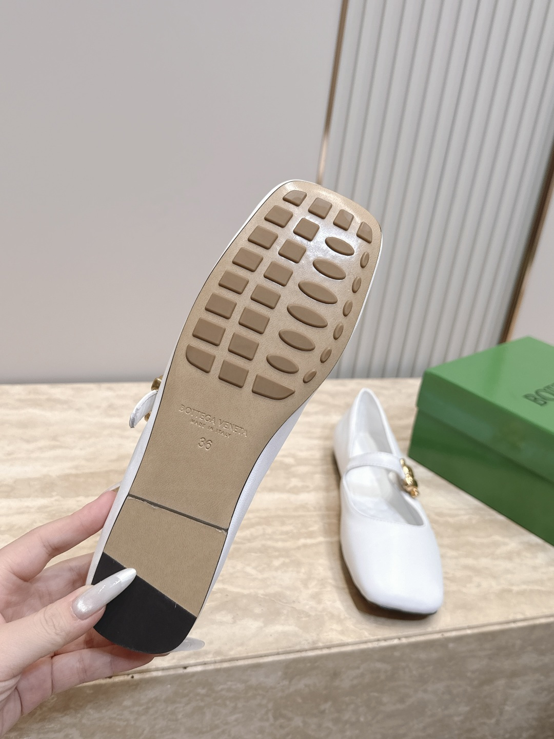 BOTTEGA VENETA  26vs早秋最新爆款单鞋系列……BV方头横带平底单鞋   小红巨书网多红星明上身！上脚真