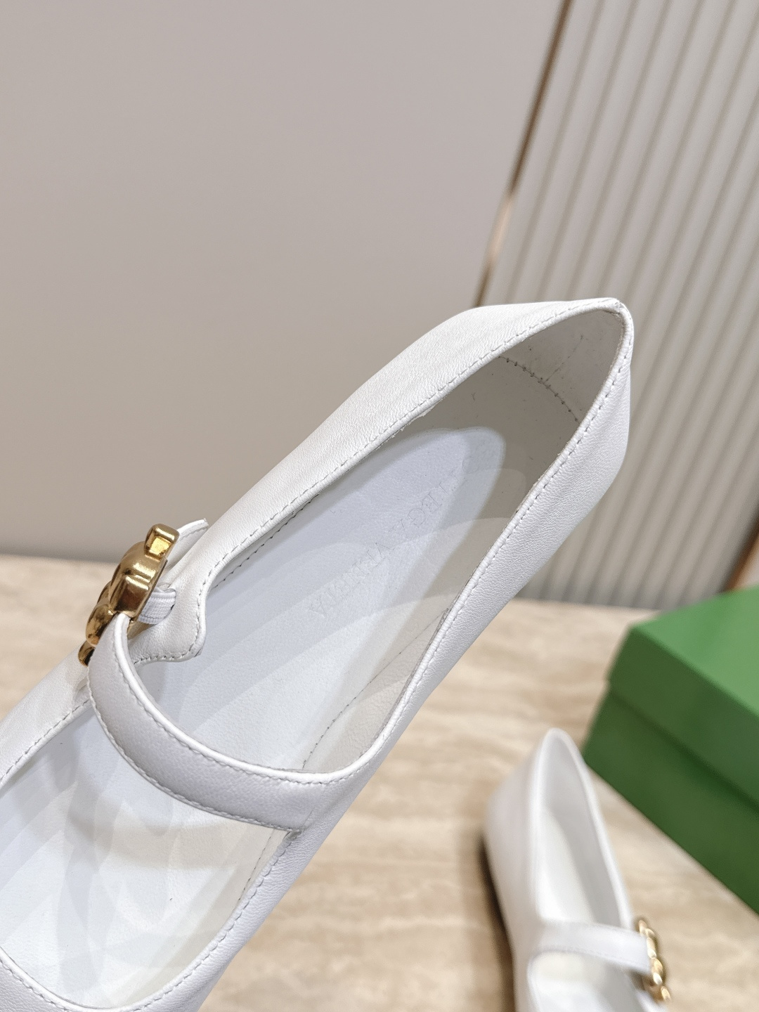 BOTTEGA VENETA  26vs早秋最新爆款单鞋系列……BV方头横带平底单鞋   小红巨书网多红星明上身！上脚真