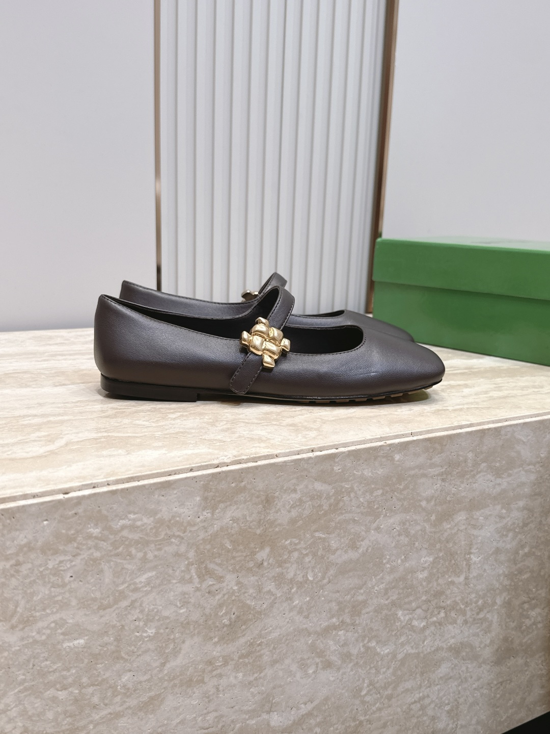 BOTTEGA VENETA  26vs早秋最新爆款单鞋系列……BV方头横带平底单鞋   小红巨书网多红星明上身！上脚真