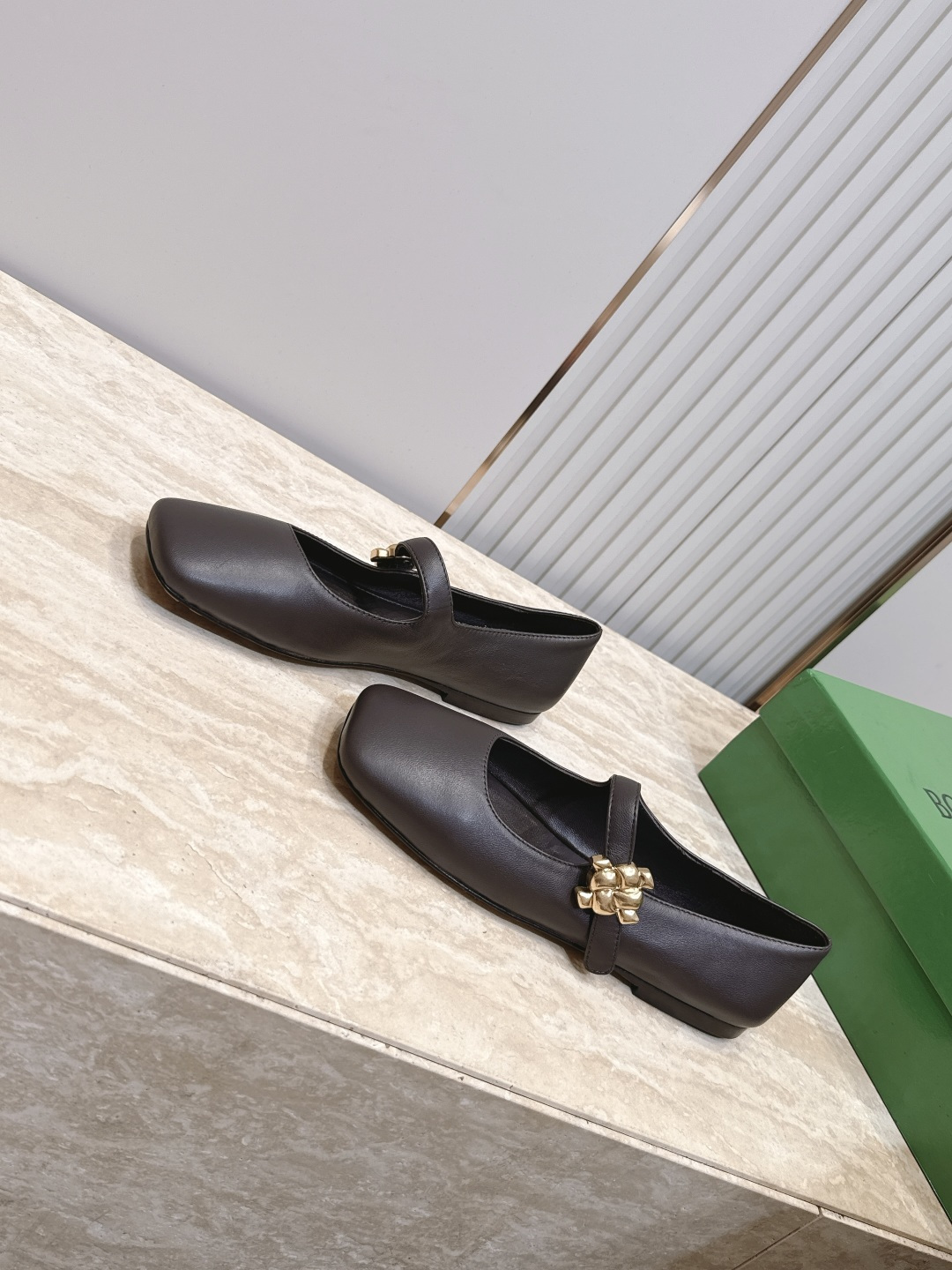 BOTTEGA VENETA  26vs早秋最新爆款单鞋系列……BV方头横带平底单鞋   小红巨书网多红星明上身！上脚真