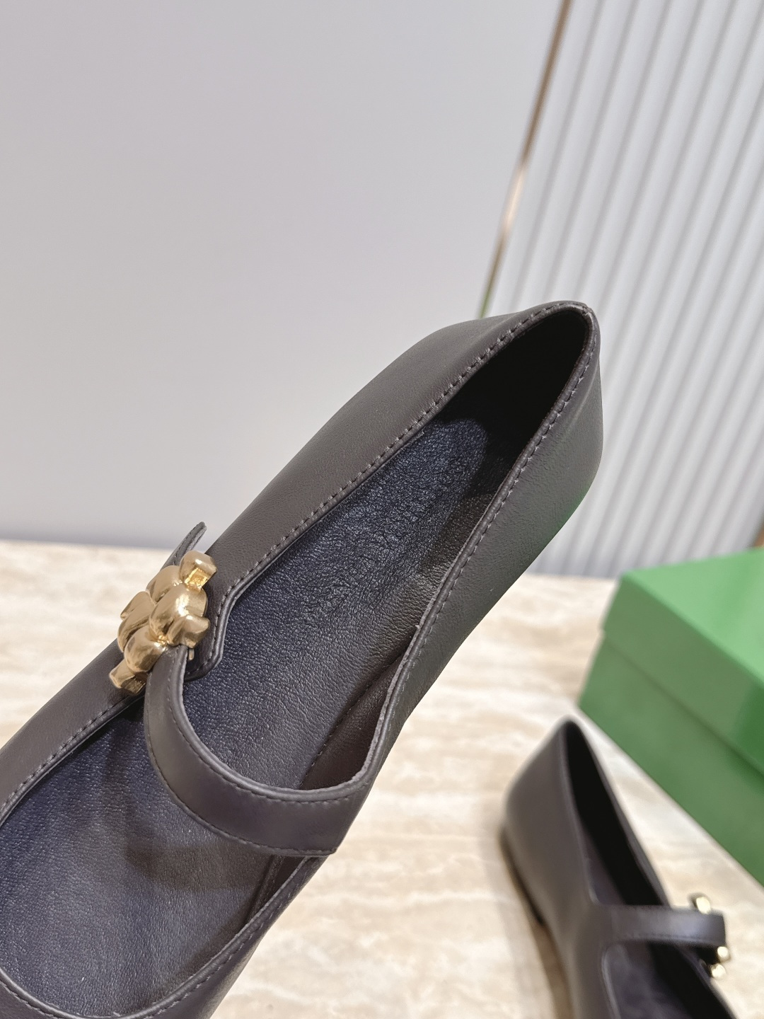 BOTTEGA VENETA  26vs早秋最新爆款单鞋系列……BV方头横带平底单鞋   小红巨书网多红星明上身！上脚真