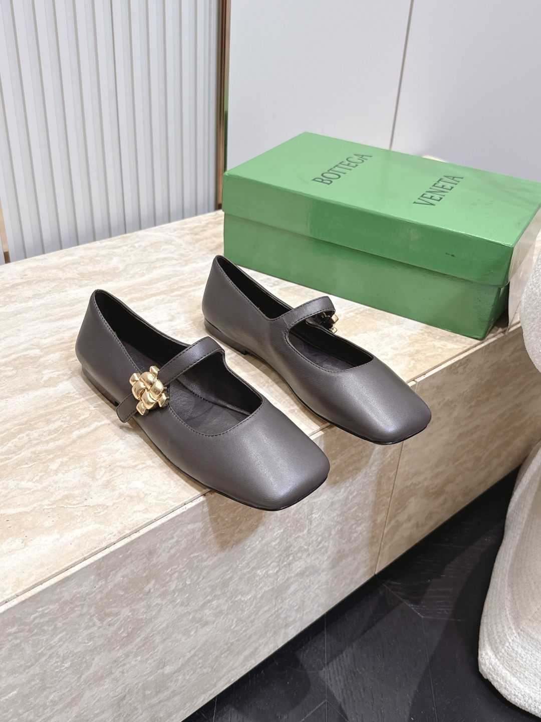 BOTTEGA VENETA  26vs早秋最新爆款单鞋系列……BV方头横带平底单鞋   小红巨书网多红星明上身！上脚真