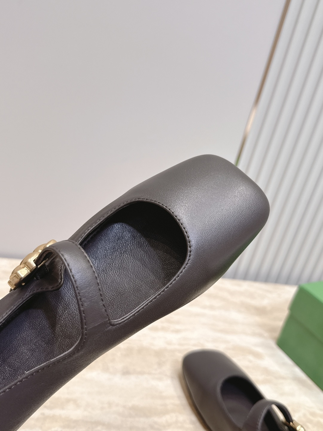 BOTTEGA VENETA  26vs早秋最新爆款单鞋系列……BV方头横带平底单鞋   小红巨书网多红星明上身！上脚真