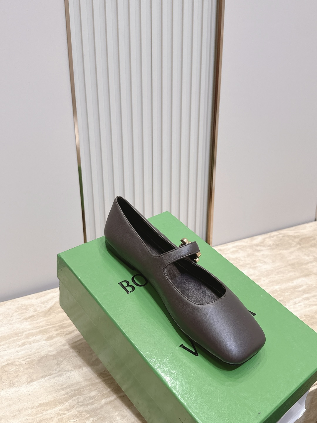 BOTTEGA VENETA  26vs早秋最新爆款单鞋系列……BV方头横带平底单鞋   小红巨书网多红星明上身！上脚真