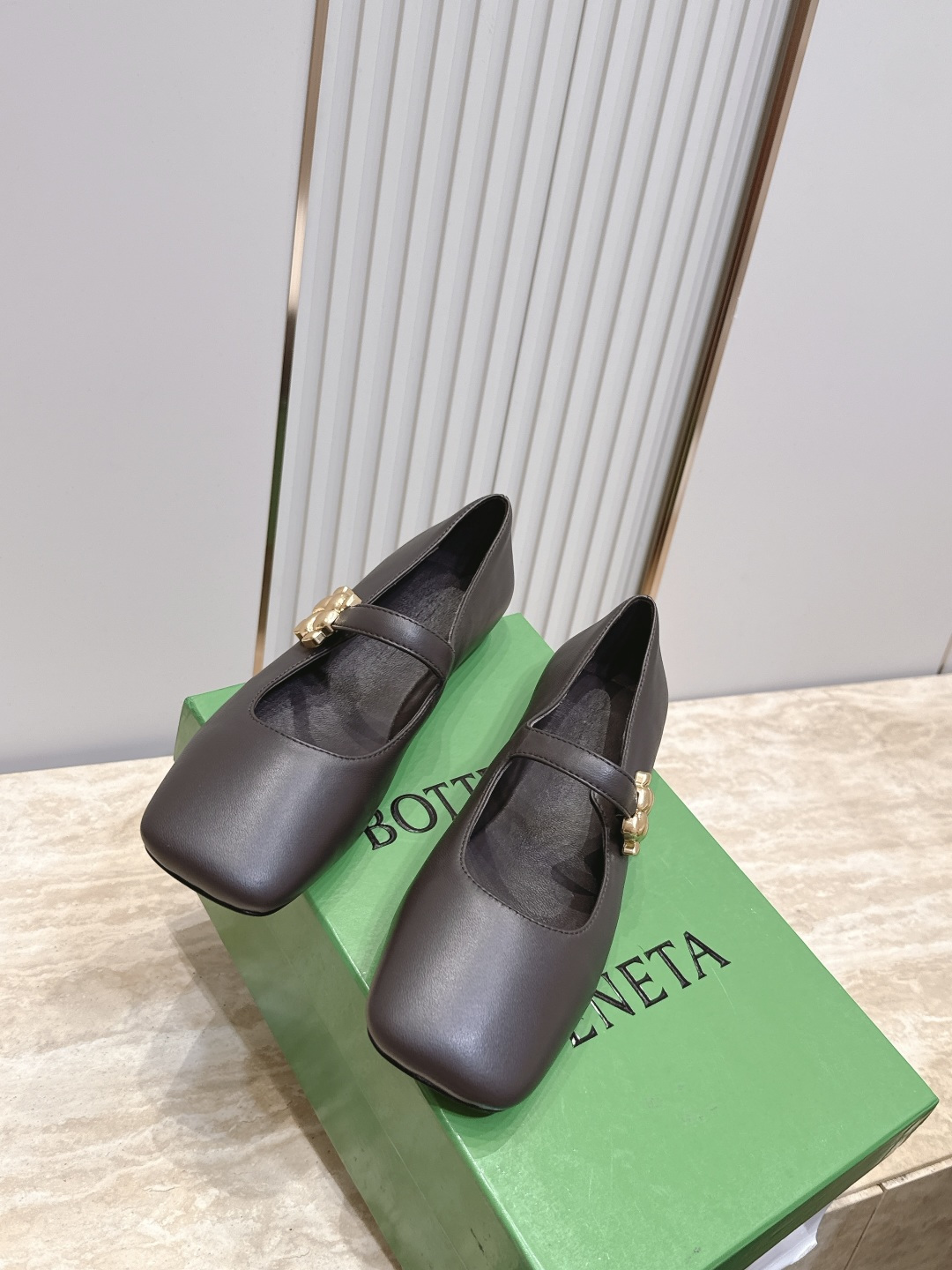 BOTTEGA VENETA  26vs早秋最新爆款单鞋系列……BV方头横带平底单鞋   小红巨书网多红星明上身！上脚真