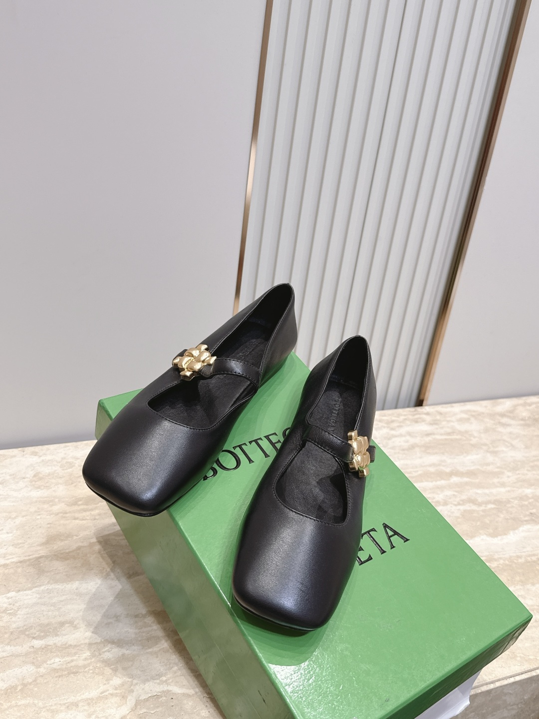 BOTTEGA VENETA 26vs早秋最新爆款单鞋系列……BV方头横带平底单鞋 小红巨书网多红星明上身!上脚真 BOTTEGA VENETA 26vs早秋最新爆款单鞋系列……BV方头横带平底单鞋 小红巨书网多红星明上身!上脚真