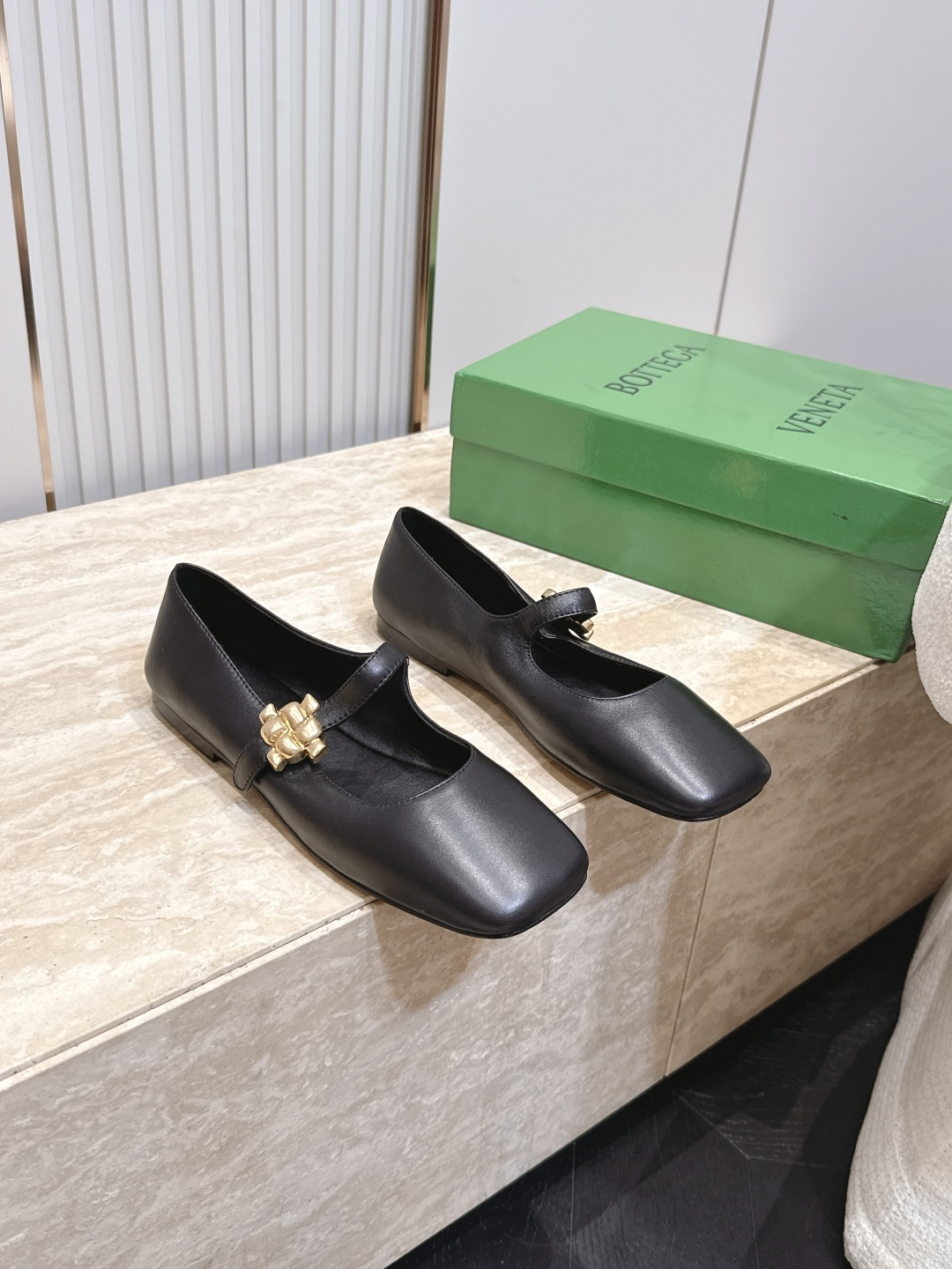 BOTTEGA VENETA  26vs早秋最新爆款单鞋系列……BV方头横带平底单鞋   小红巨书网多红星明上身！上脚真