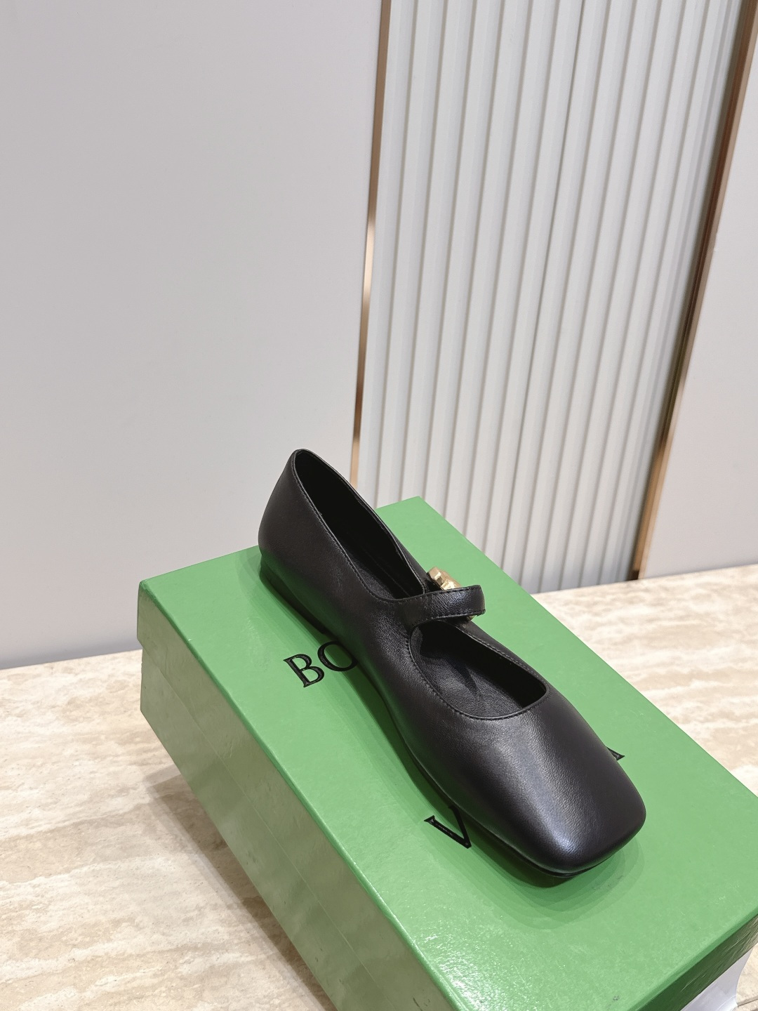 BOTTEGA VENETA 26vs早秋最新爆款单鞋系列……BV方头横带平底单鞋 小红巨书网多红星明上身!上脚真 BOTTEGA VENETA 26vs早秋最新爆款单鞋系列……BV方头横带平底单鞋 小红巨书网多红星明上身!上脚真