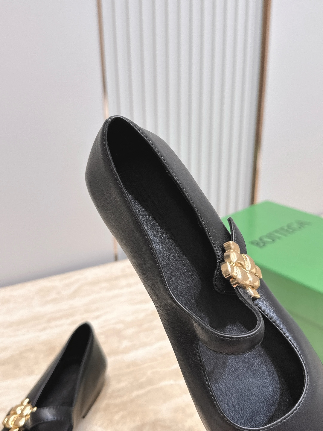BOTTEGA VENETA 26vs早秋最新爆款单鞋系列……BV方头横带平底单鞋 小红巨书网多红星明上身!上脚真 BOTTEGA VENETA 26vs早秋最新爆款单鞋系列……BV方头横带平底单鞋 小红巨书网多红星明上身!上脚真