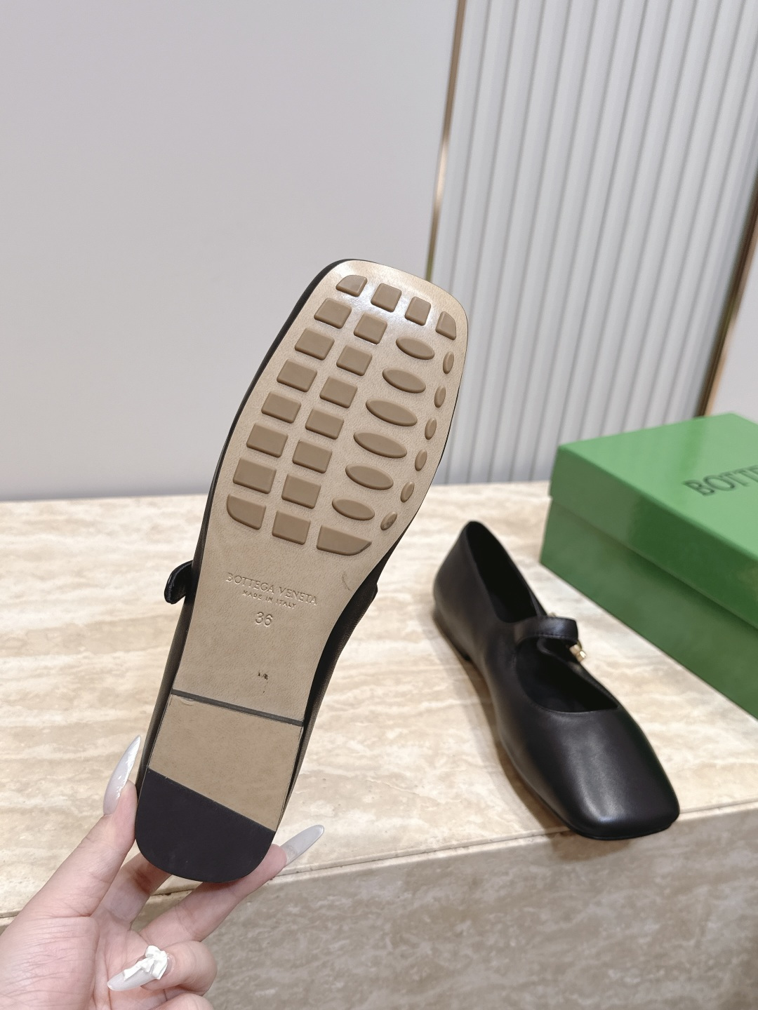 BOTTEGA VENETA 26vs早秋最新爆款单鞋系列……BV方头横带平底单鞋 小红巨书网多红星明上身!上脚真 BOTTEGA VENETA 26vs早秋最新爆款单鞋系列……BV方头横带平底单鞋 小红巨书网多红星明上身!上脚真