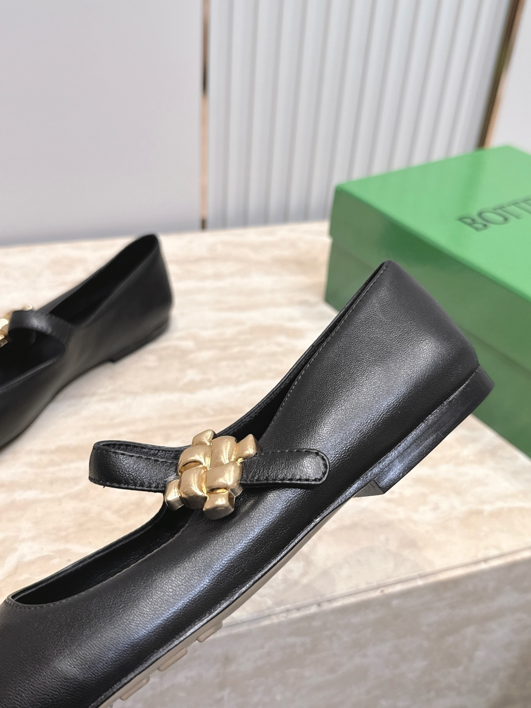 BOTTEGA VENETA 26vs早秋最新爆款单鞋系列……BV方头横带平底单鞋 小红巨书网多红星明上身!上脚真 BOTTEGA VENETA 26vs早秋最新爆款单鞋系列……BV方头横带平底单鞋 小红巨书网多红星明上身!上脚真