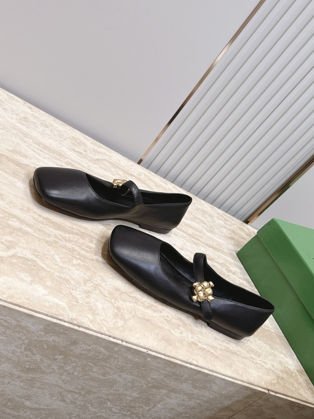 BOTTEGA VENETA 26vs早秋最新爆款单鞋系列……BV方头横带平底单鞋 小红巨书网多红星明上身!上脚真 BOTTEGA VENETA 26vs早秋最新爆款单鞋系列……BV方头横带平底单鞋 小红巨书网多红星明上身!上脚真