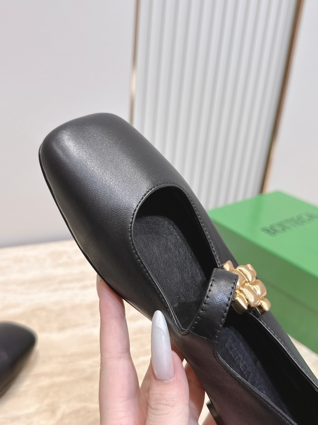 BOTTEGA VENETA 26vs早秋最新爆款单鞋系列……BV方头横带平底单鞋 小红巨书网多红星明上身!上脚真 BOTTEGA VENETA 26vs早秋最新爆款单鞋系列……BV方头横带平底单鞋 小红巨书网多红星明上身!上脚真