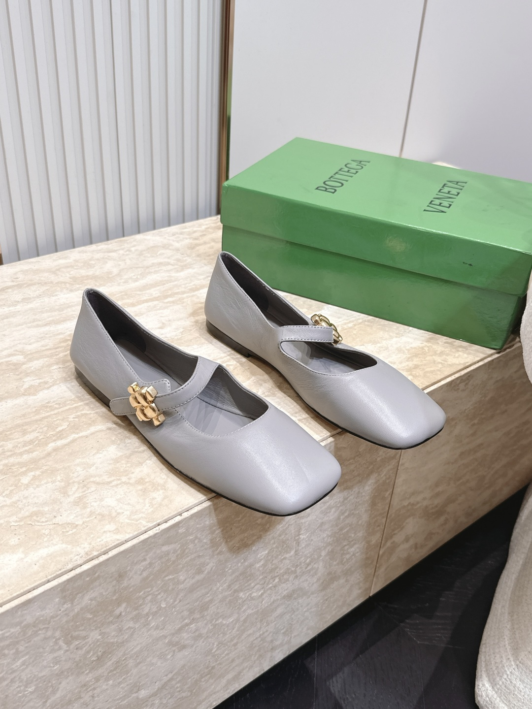 BOTTEGA VENETA  26vs早秋最新爆款单鞋系列……BV方头横带平底单鞋   小红巨书网多红星明上身！上脚真