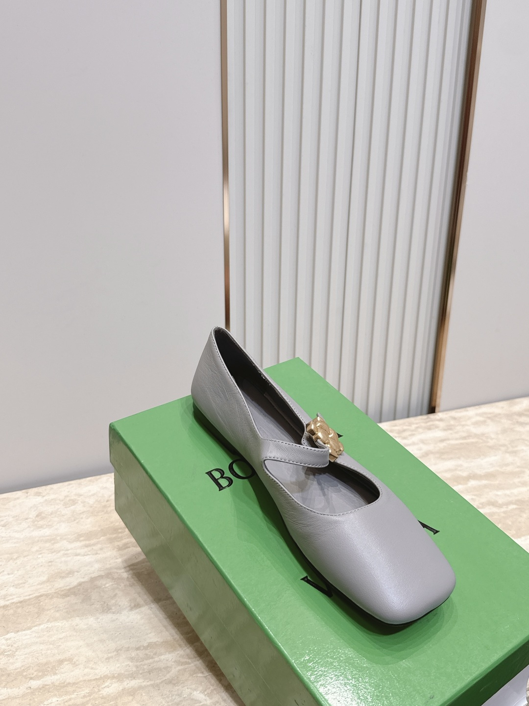 BOTTEGA VENETA 26vs早秋最新爆款单鞋系列……BV方头横带平底单鞋 小红巨书网多红星明上身!上脚真 BOTTEGA VENETA 26vs早秋最新爆款单鞋系列……BV方头横带平底单鞋 小红巨书网多红星明上身!上脚真