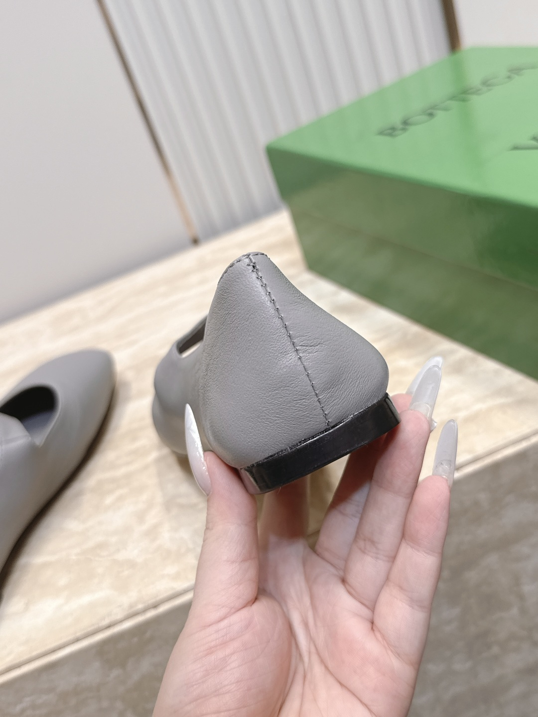 BOTTEGA VENETA 26vs早秋最新爆款单鞋系列……BV方头横带平底单鞋 小红巨书网多红星明上身!上脚真 BOTTEGA VENETA 26vs早秋最新爆款单鞋系列……BV方头横带平底单鞋 小红巨书网多红星明上身!上脚真