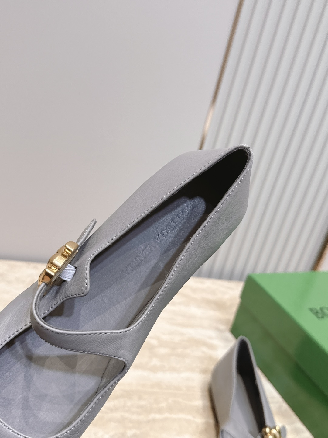 BOTTEGA VENETA 26vs早秋最新爆款单鞋系列……BV方头横带平底单鞋 小红巨书网多红星明上身!上脚真 BOTTEGA VENETA 26vs早秋最新爆款单鞋系列……BV方头横带平底单鞋 小红巨书网多红星明上身!上脚真