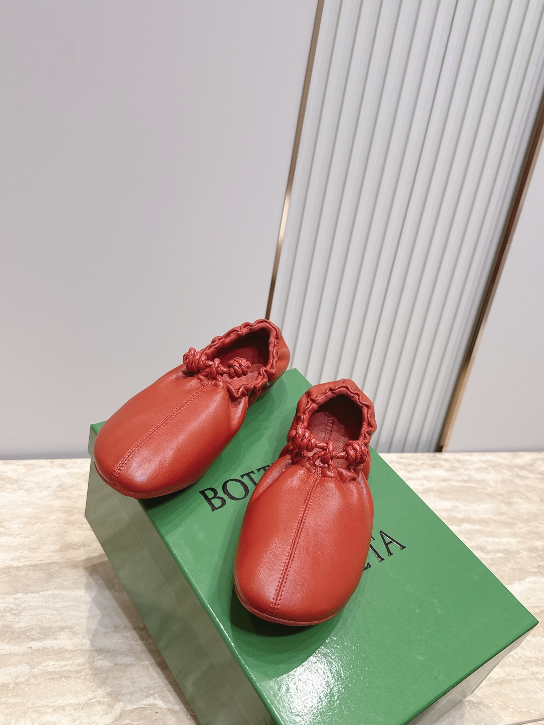 BOTTEGA VENETA BV26vs早秋最新爆款单鞋系列……褶皱松紧芭蕾舞鞋奶奶鞋 冻果控们有啦福,小红巨书 BOTTEGA VENETA BV26vs早秋最新爆款单鞋系列……褶皱松紧芭蕾舞鞋奶奶鞋 冻果控们有啦福,小红巨书