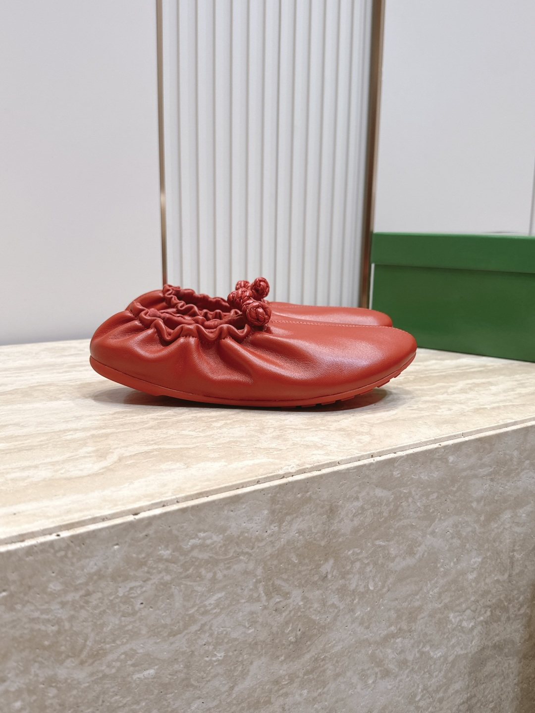 BOTTEGA VENETA BV26vs早秋最新爆款单鞋系列……褶皱松紧芭蕾舞鞋奶奶鞋 冻果控们有啦福,小红巨书 BOTTEGA VENETA BV26vs早秋最新爆款单鞋系列……褶皱松紧芭蕾舞鞋奶奶鞋 冻果控们有啦福,小红巨书