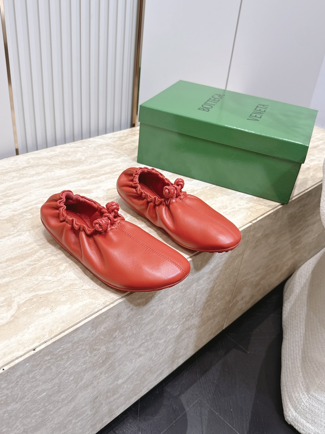 BOTTEGA VENETA  BV26vs早秋最新爆款单鞋系列……褶皱松紧芭蕾舞鞋奶奶鞋   冻果控们有啦福，小红巨书