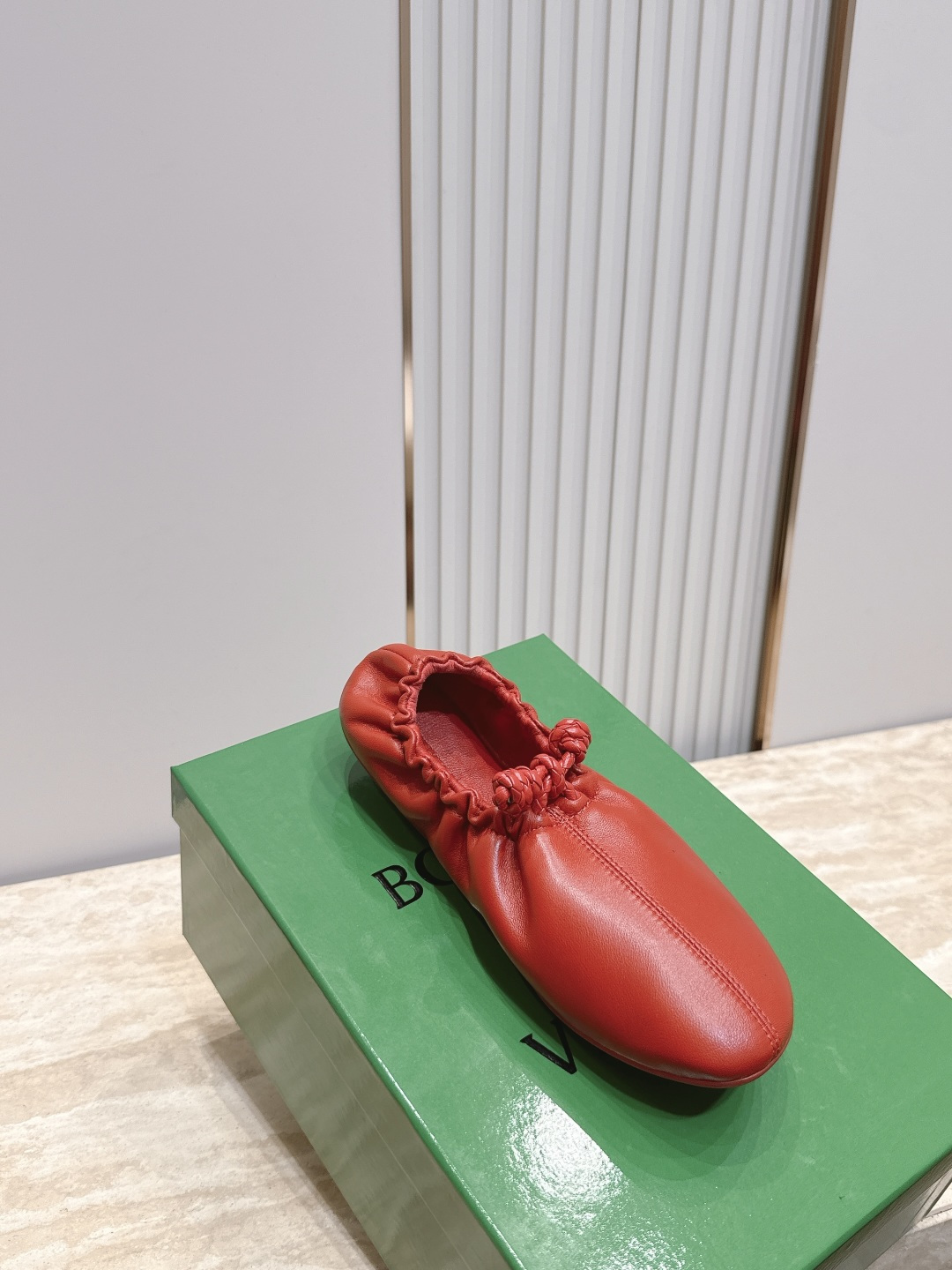 BOTTEGA VENETA BV26vs早秋最新爆款单鞋系列……褶皱松紧芭蕾舞鞋奶奶鞋 冻果控们有啦福,小红巨书 BOTTEGA VENETA BV26vs早秋最新爆款单鞋系列……褶皱松紧芭蕾舞鞋奶奶鞋 冻果控们有啦福,小红巨书