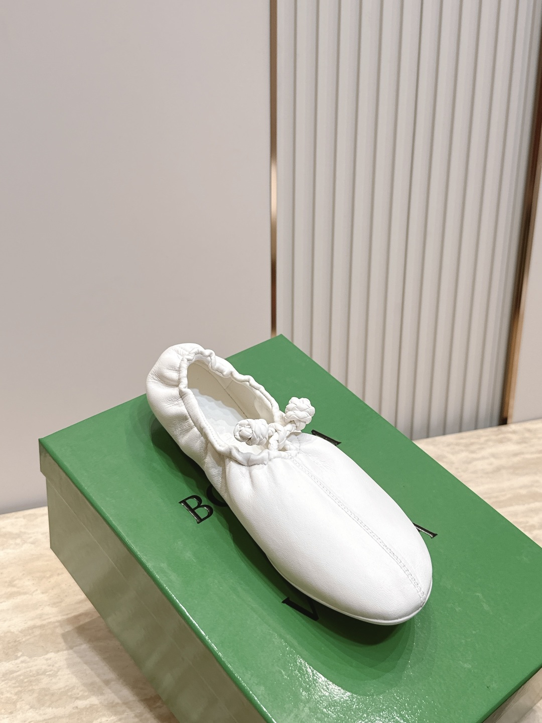 BOTTEGA VENETA BV26vs早秋最新爆款单鞋系列……褶皱松紧芭蕾舞鞋奶奶鞋 冻果控们有啦福,小红巨书 BOTTEGA VENETA BV26vs早秋最新爆款单鞋系列……褶皱松紧芭蕾舞鞋奶奶鞋 冻果控们有啦福,小红巨书
