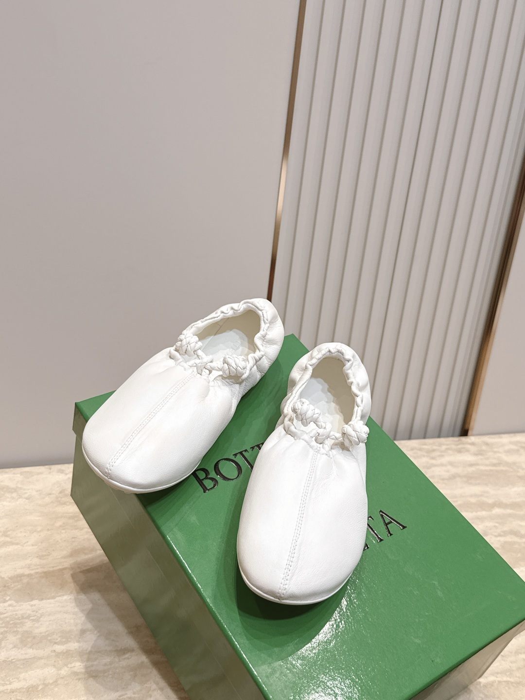 BOTTEGA VENETA BV26vs早秋最新爆款单鞋系列……褶皱松紧芭蕾舞鞋奶奶鞋 冻果控们有啦福,小红巨书 BOTTEGA VENETA BV26vs早秋最新爆款单鞋系列……褶皱松紧芭蕾舞鞋奶奶鞋 冻果控们有啦福,小红巨书