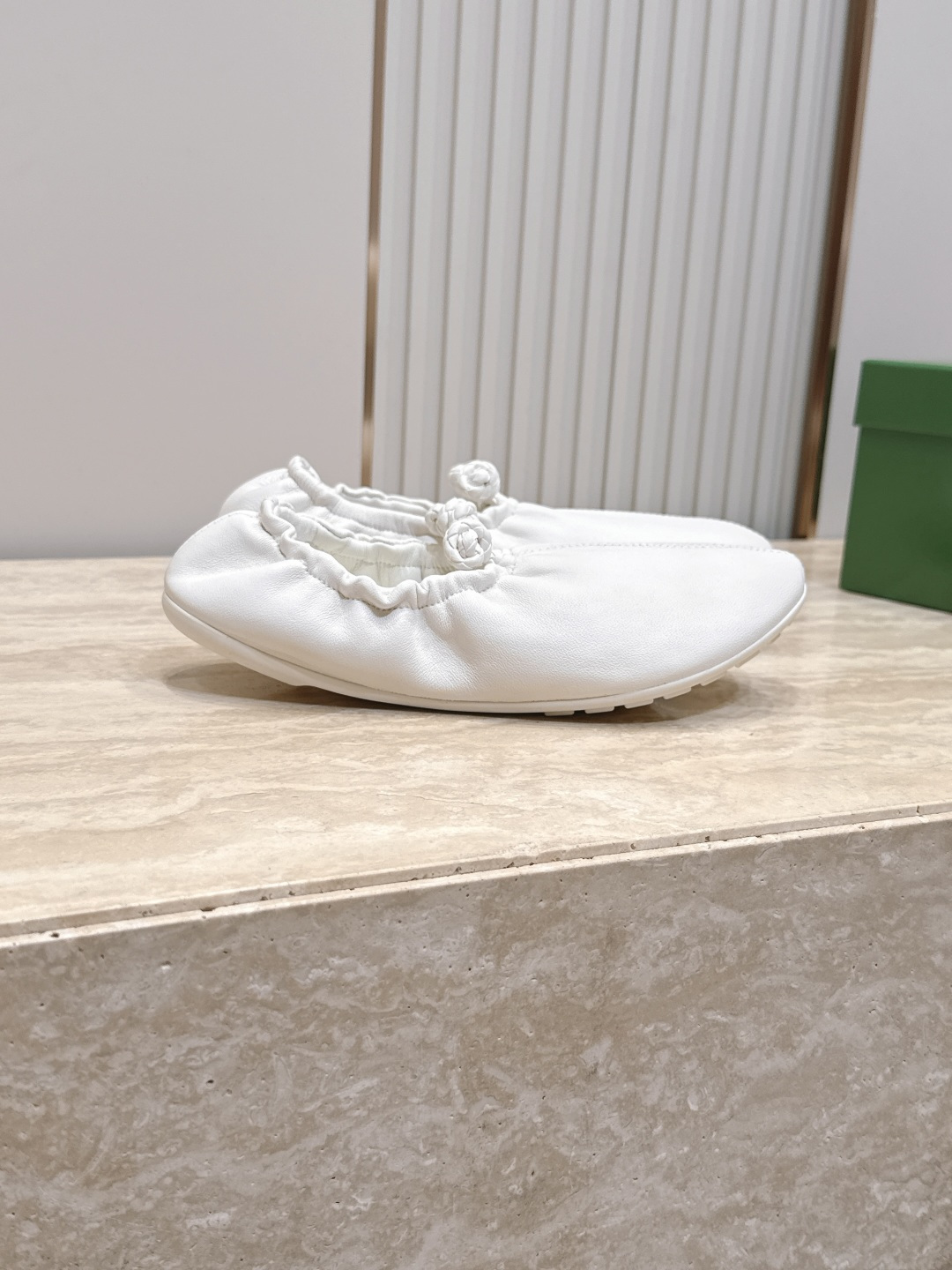 BOTTEGA VENETA BV26vs早秋最新爆款单鞋系列……褶皱松紧芭蕾舞鞋奶奶鞋 冻果控们有啦福,小红巨书 BOTTEGA VENETA BV26vs早秋最新爆款单鞋系列……褶皱松紧芭蕾舞鞋奶奶鞋 冻果控们有啦福,小红巨书