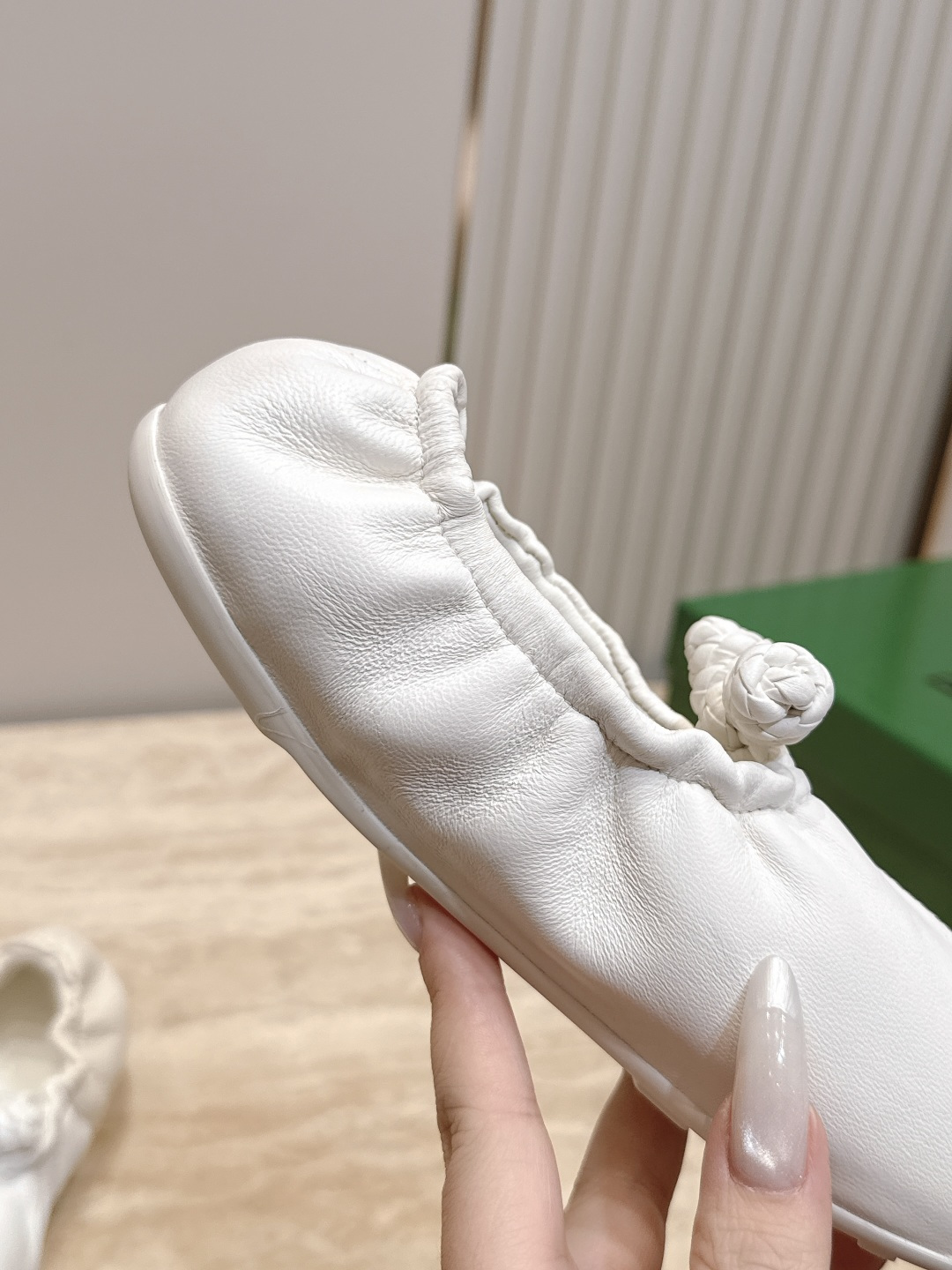 BOTTEGA VENETA BV26vs早秋最新爆款单鞋系列……褶皱松紧芭蕾舞鞋奶奶鞋 冻果控们有啦福,小红巨书 BOTTEGA VENETA BV26vs早秋最新爆款单鞋系列……褶皱松紧芭蕾舞鞋奶奶鞋 冻果控们有啦福,小红巨书