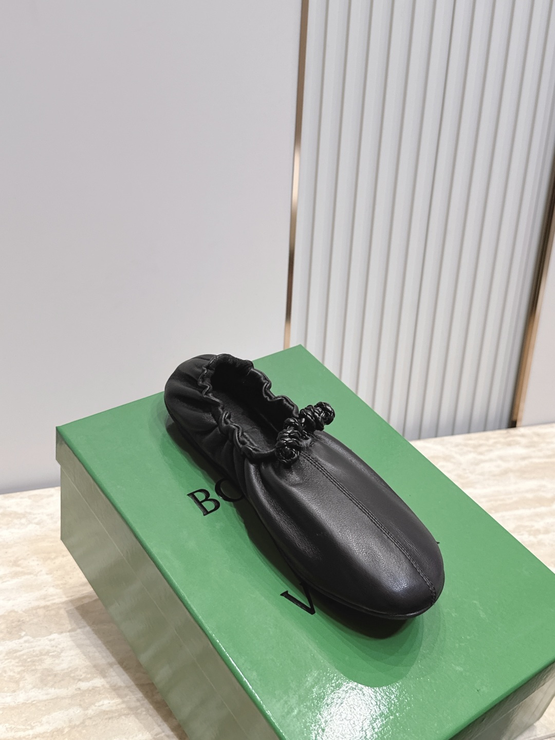 BOTTEGA VENETA  BV26vs早秋最新爆款单鞋系列……褶皱松紧芭蕾舞鞋奶奶鞋   冻果控们有啦福，小红巨书