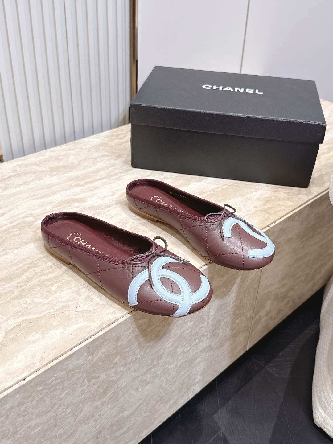 Chanel｜香奈儿26康鹏鞋​​ 半拖  专柜同步，最新经典升级半拖设计，太好爱，更有一番味道，选用柔软小羊皮，菱格纹