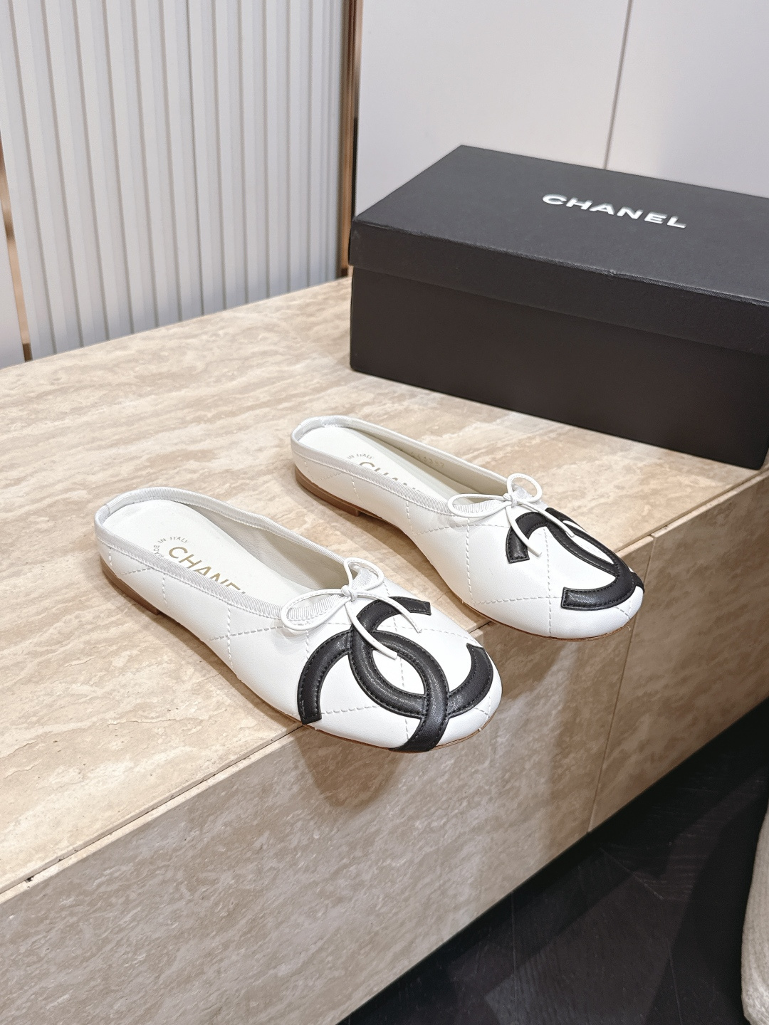 Chanel｜香奈儿26康鹏鞋​​ 半拖  专柜同步，最新经典升级半拖设计，太好爱，更有一番味道，选用柔软小羊皮，菱格纹