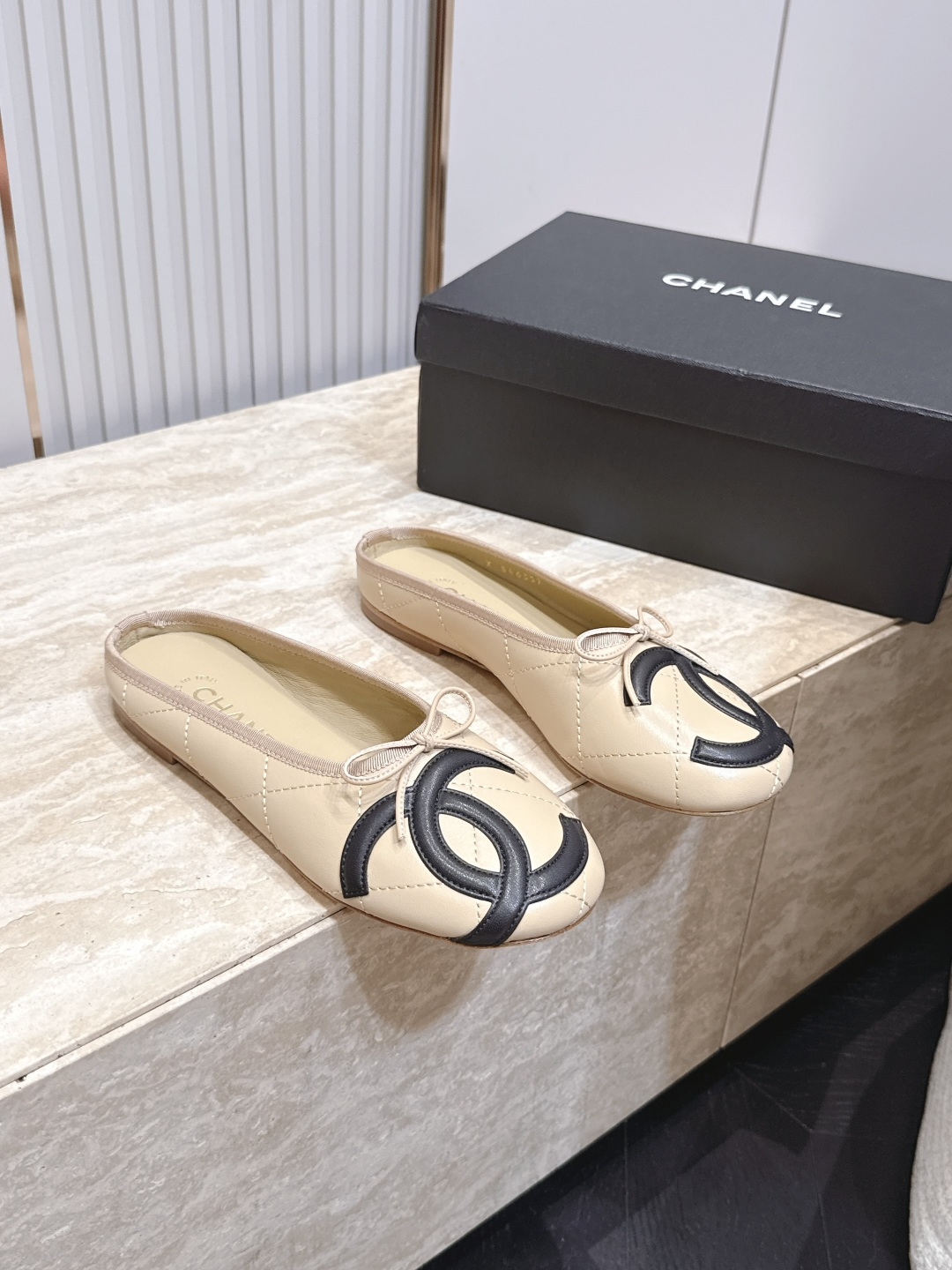 Chanel｜香奈儿26康鹏鞋​​ 半拖  专柜同步，最新经典升级半拖设计，太好爱，更有一番味道，选用柔软小羊皮，菱格纹