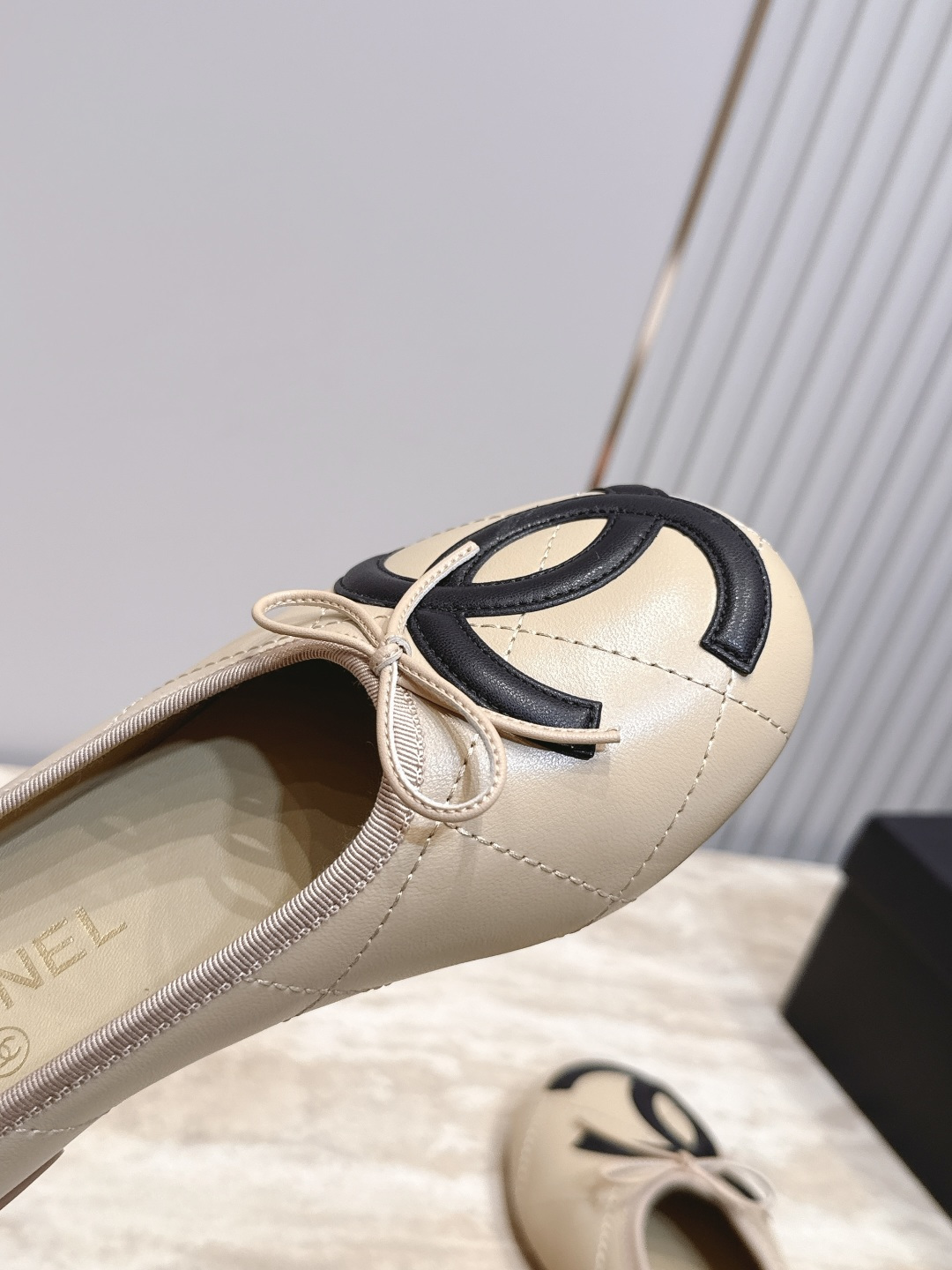 Chanel｜香奈儿26康鹏鞋​​ 半拖  专柜同步，最新经典升级半拖设计，太好爱，更有一番味道，选用柔软小羊皮，菱格纹